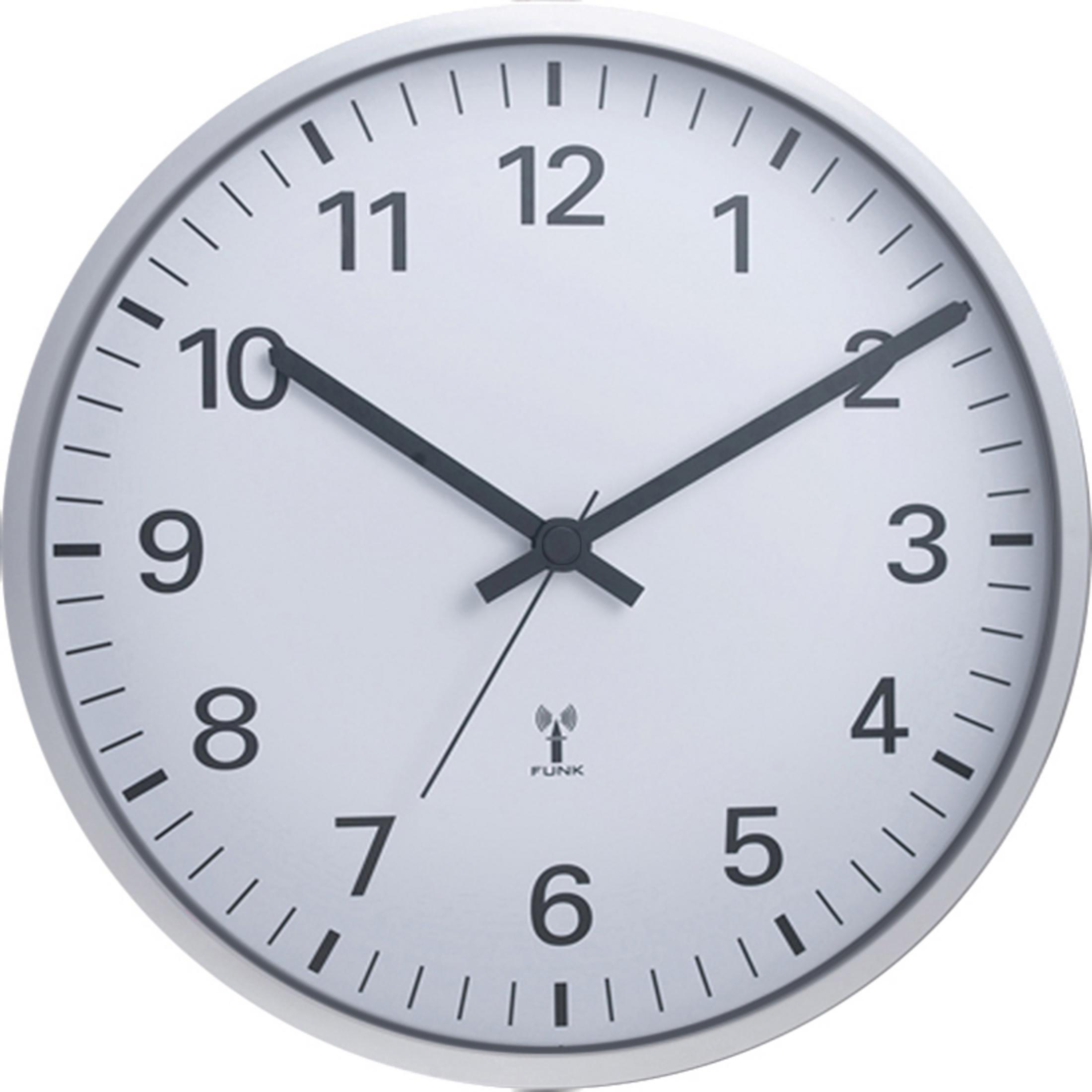 Eine runde Uhr mit silbernem Rahmen zeigt die Zeit an. Sie hat schwarze Zeiger und Zahlen auf einem weißen Zifferblatt.