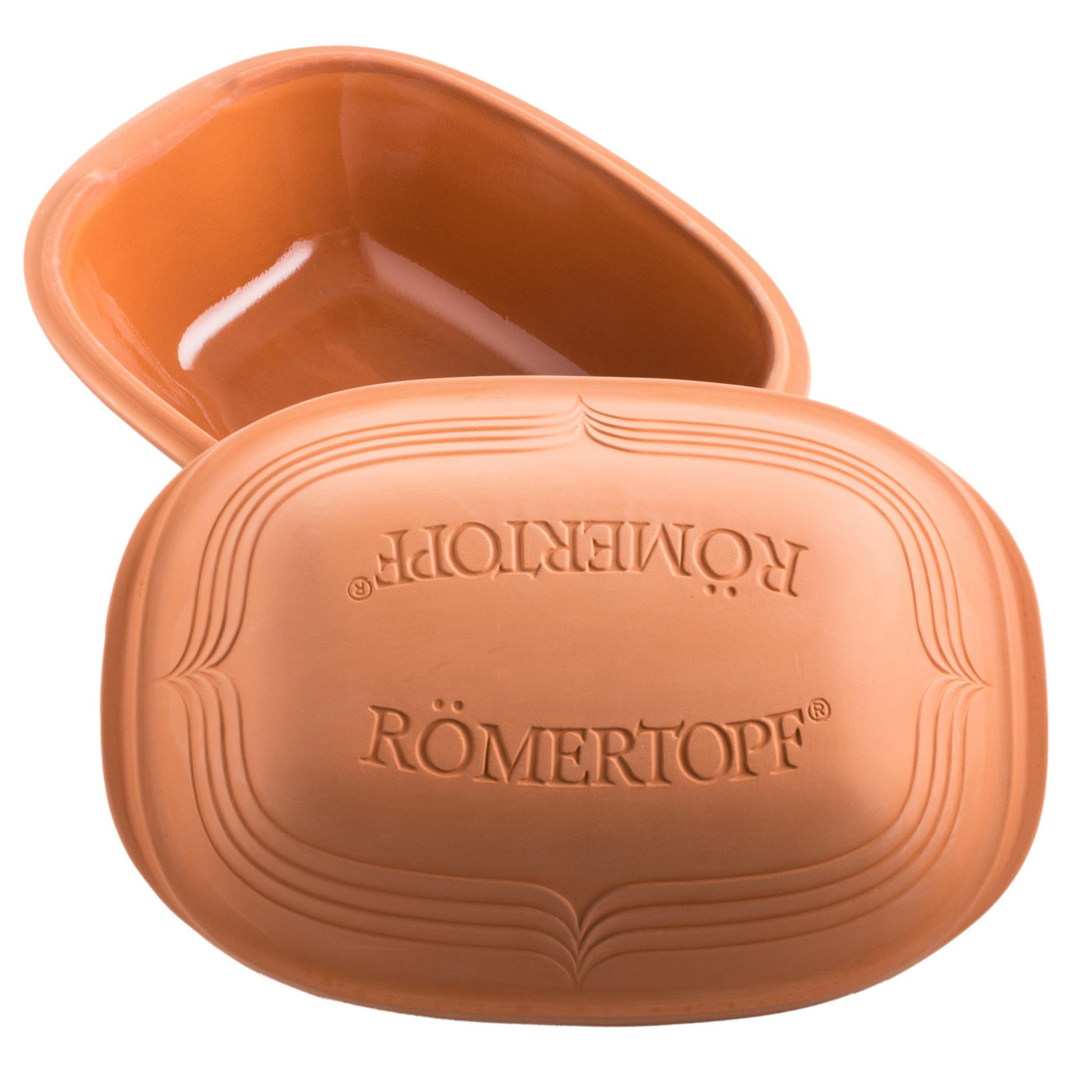 Ein offener, brauner Römertopf-Tontopf mit Deckel zeigt das geprägte „Römertopf“-Logo vor einem weißen Hintergrund.