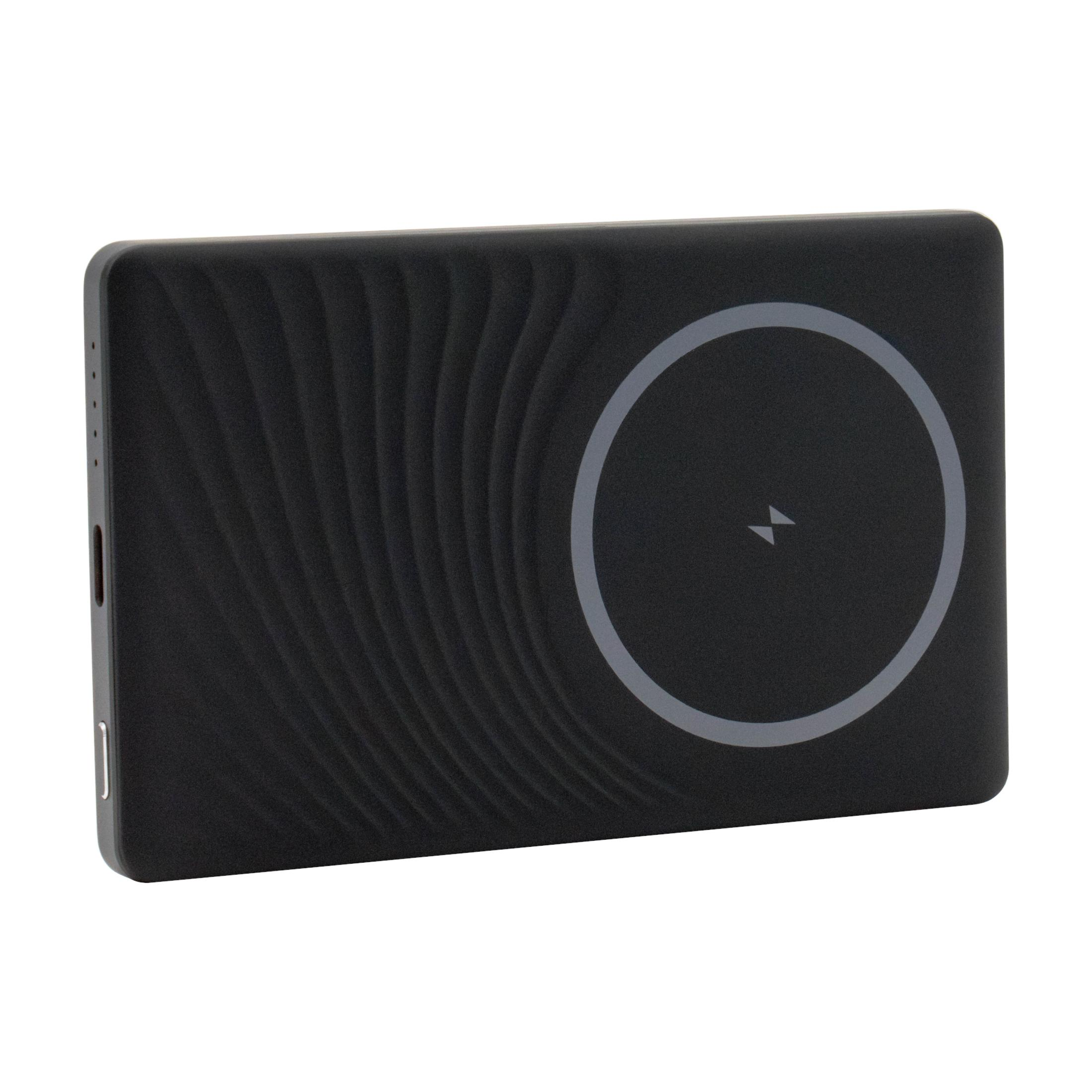 Schwarze Powerbank mit einem Symbol für kabelloses Laden. Weißer Hintergrund.