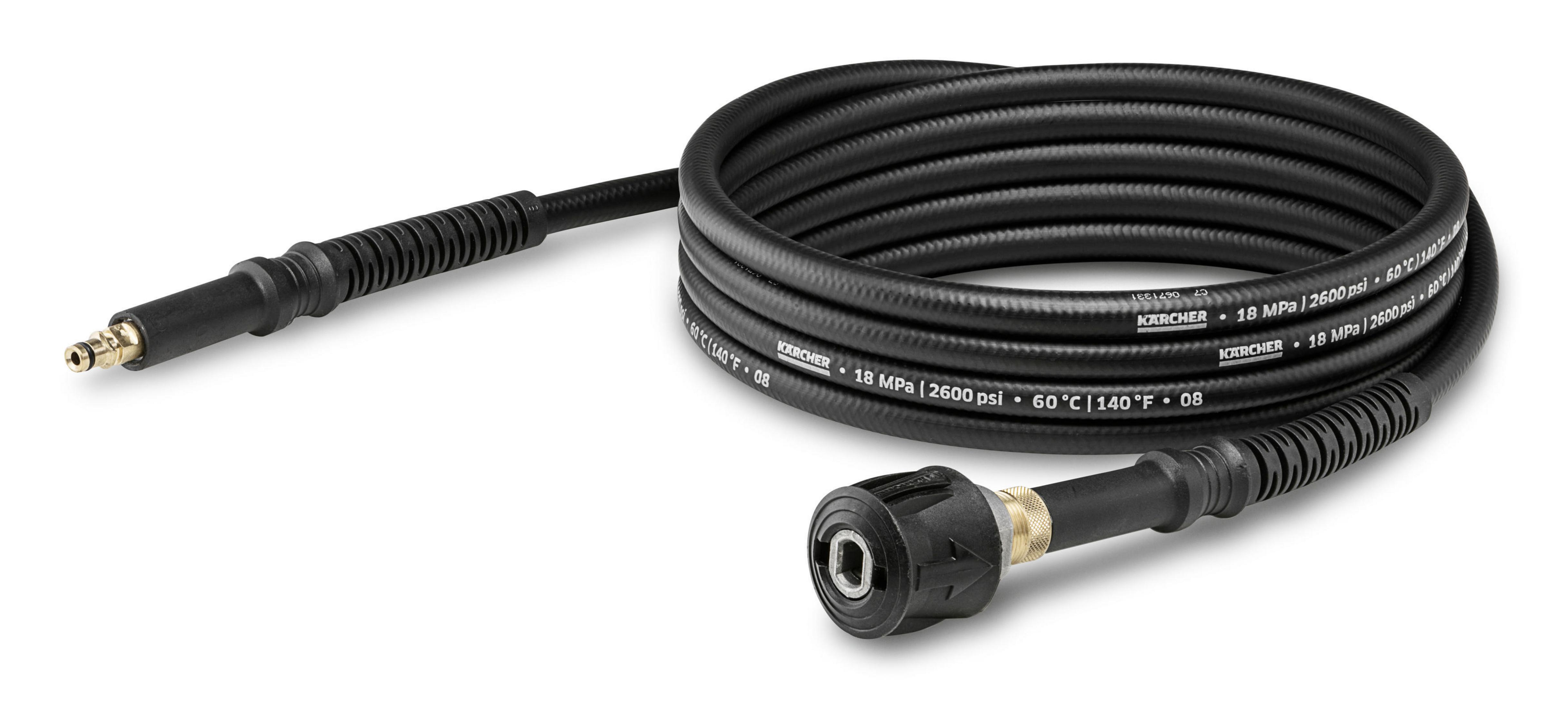 Un tubo nero Kärcher arrotolato con due connettori neri e in ottone su sfondo bianco.