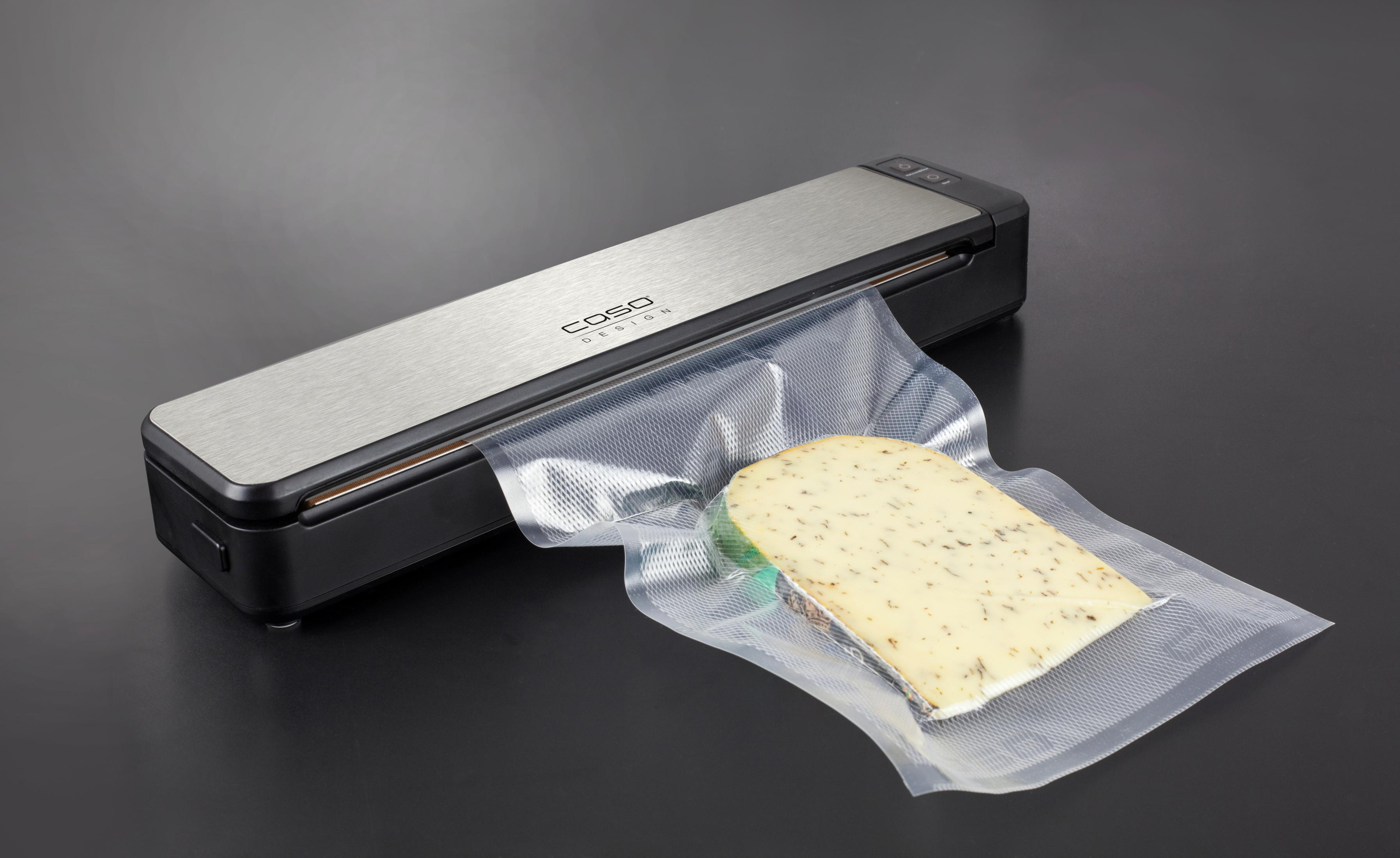 Vakuumiergerät mit Käse im Beutel. Die Maschine ist silber und schwarz. Text 'Caso Design'.