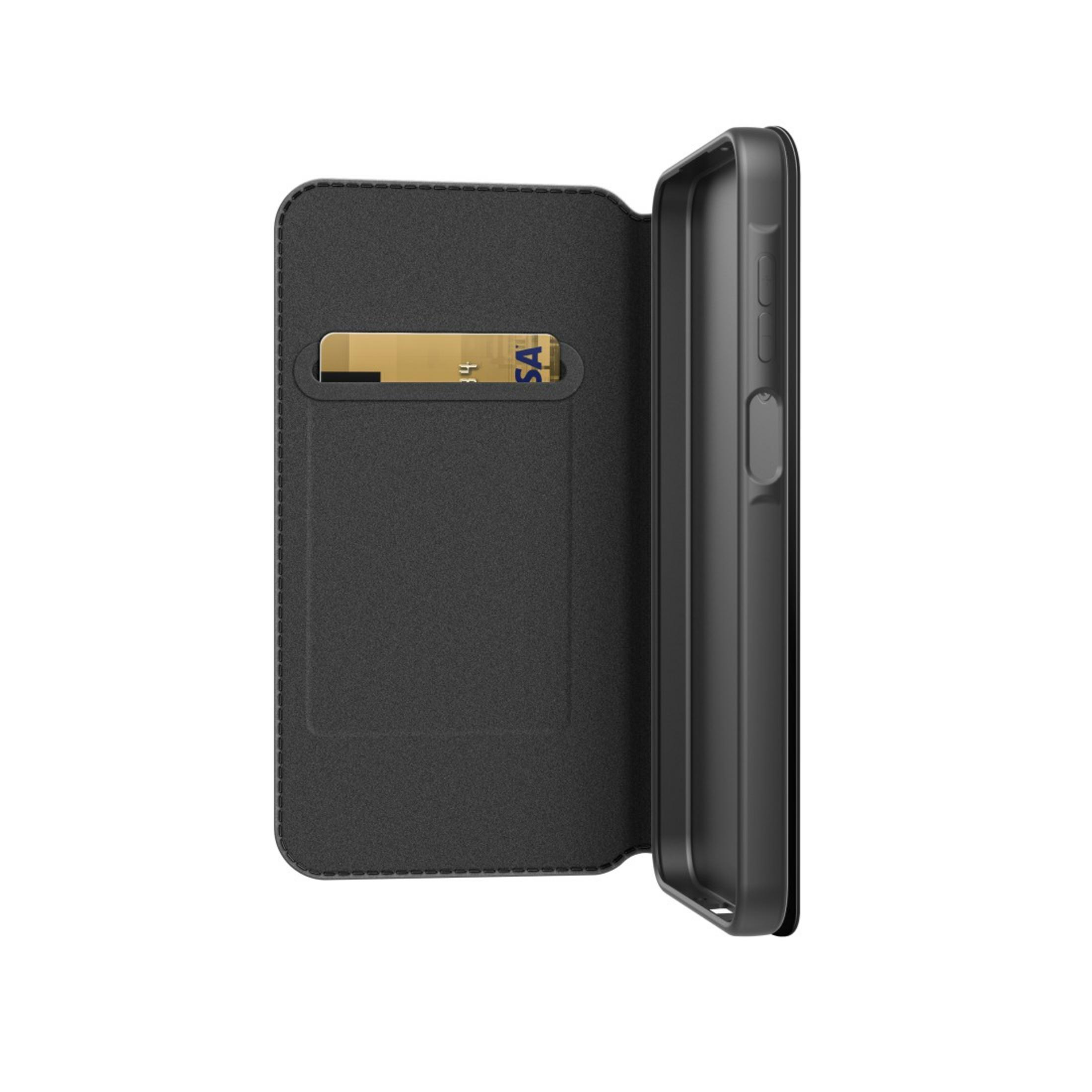 Une coque de téléphone noire avec une fente pour carte et un téléphone à l'intérieur. La coque est ouverte, révélant une carte dorée.