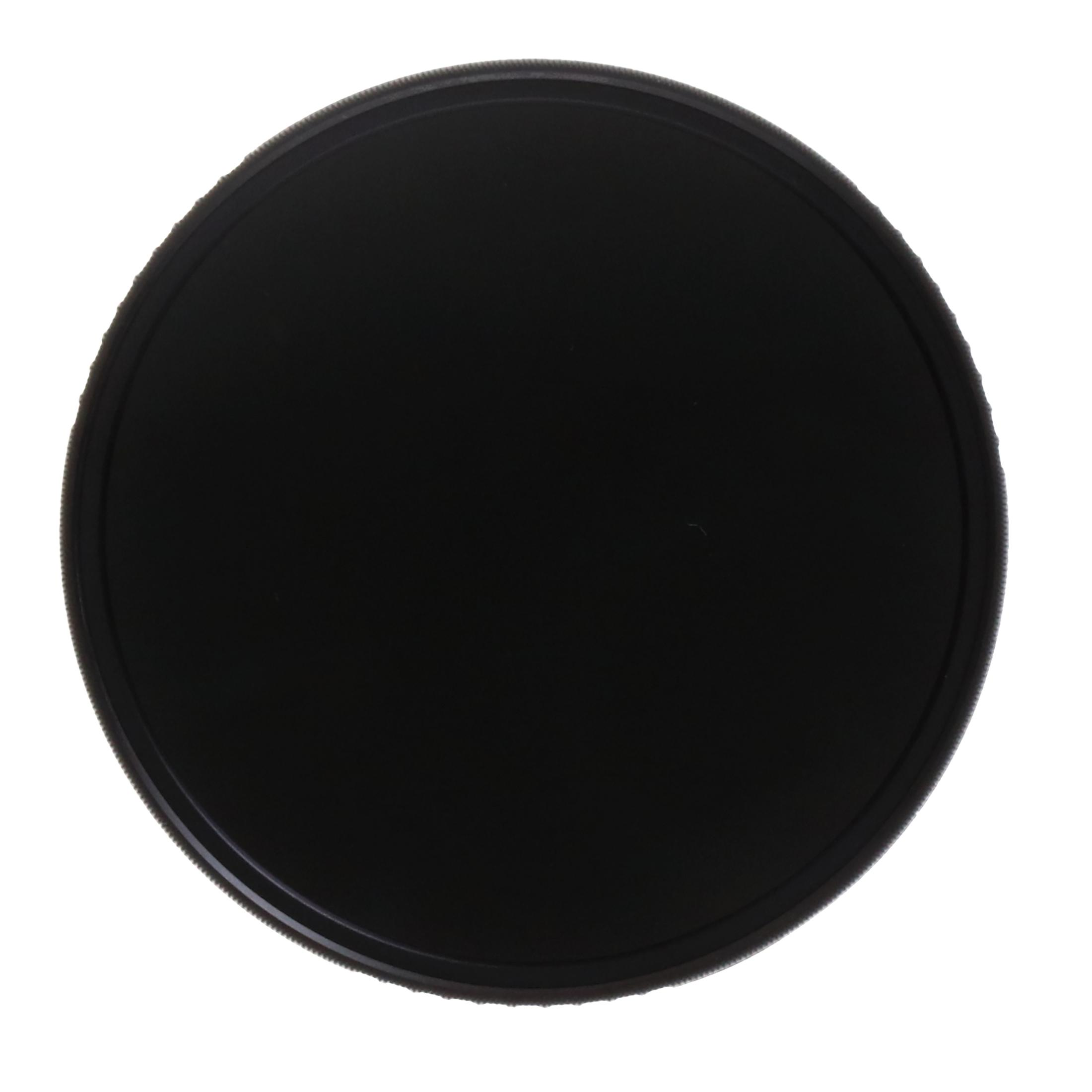 Un filtro per fotocamera nero con un anello nero, isolato su uno sfondo bianco.