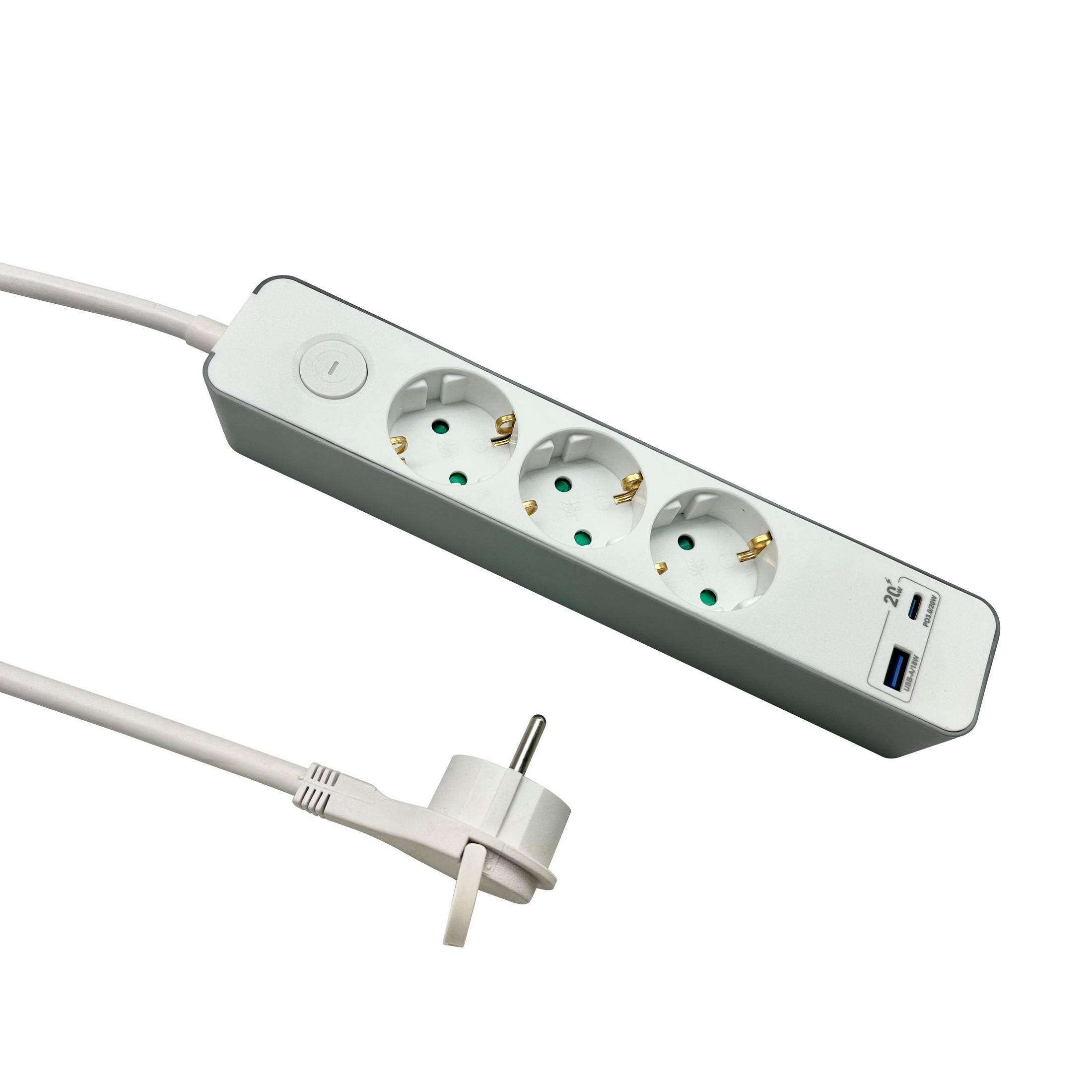 Weiße Steckdosenleiste mit drei Steckdosen, USB-Anschlüssen, Schalter und Netzstecker vor weißem Hintergrund.