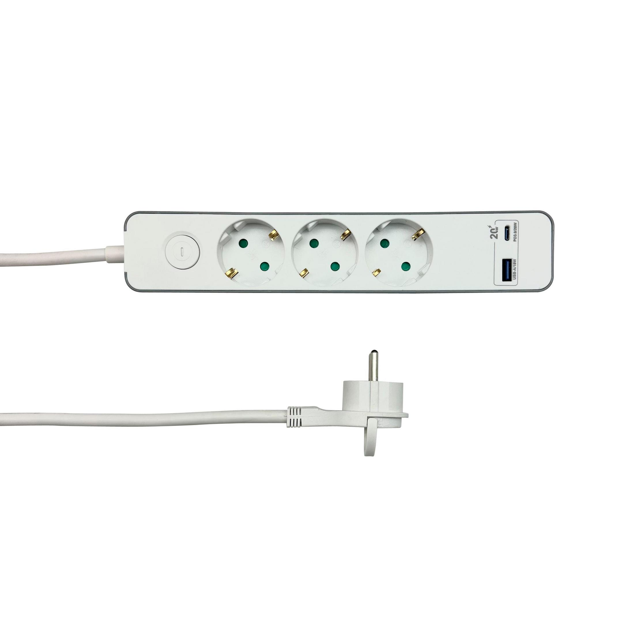 Weiße Steckdosenleiste mit drei Steckdosen, USB-Anschlüssen, Schalter und Netzstecker vor weißem Hintergrund.