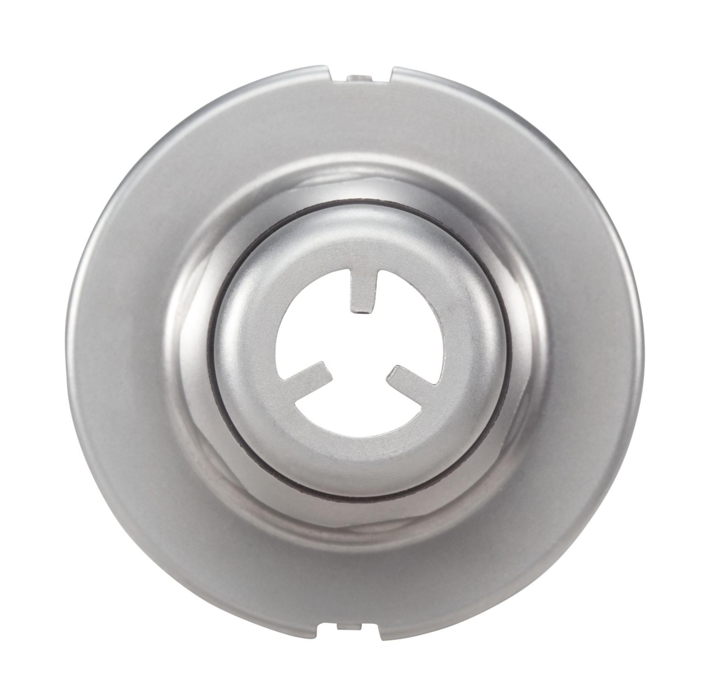 Un coperchio di scarico in metallo argentato con un design circolare e tre aperture, isolato su uno sfondo bianco.
