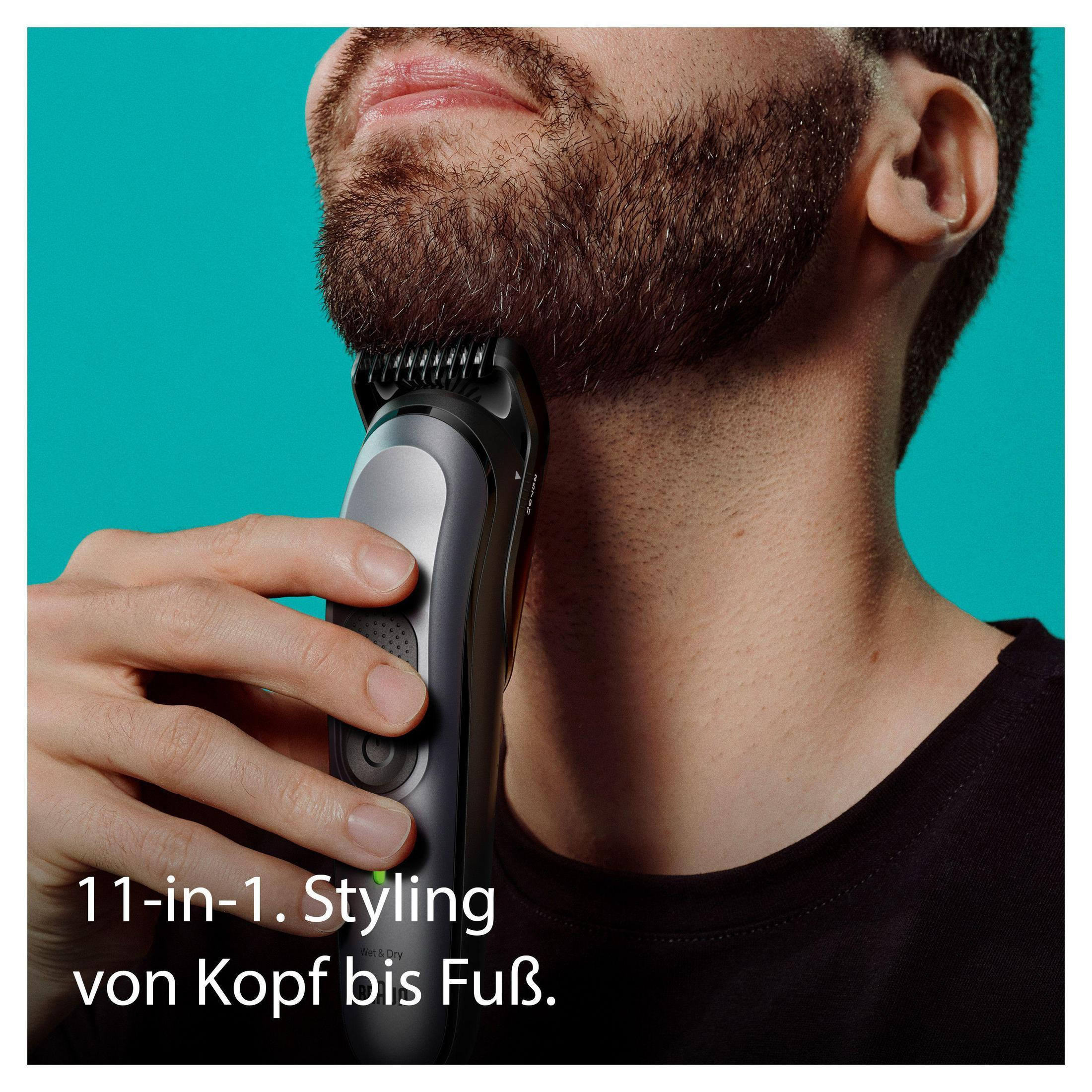Un uomo che usa un rasoio sulla barba, il testo dice "11-in-1 Styling".