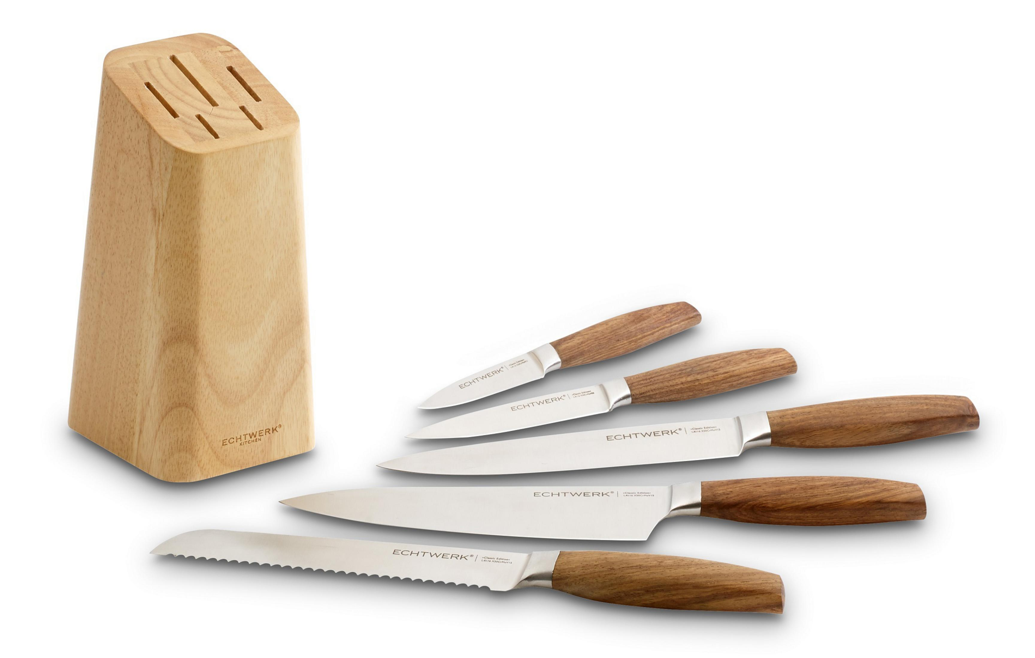 Ein Messerblock aus Holz mit Messern. Es gibt mehrere Messer mit Holzgriffen und silbernen Klingen.