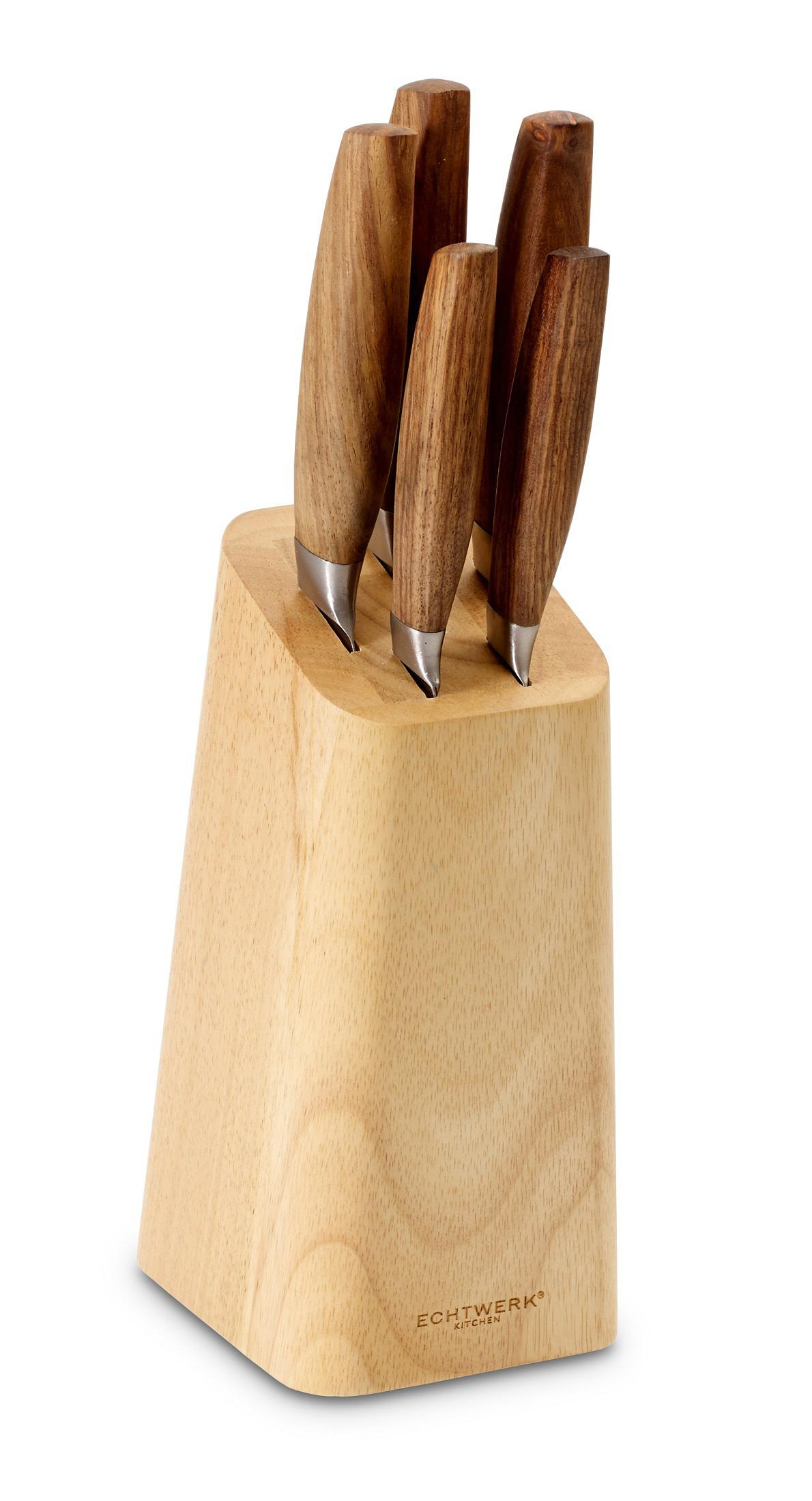 Ein Messerblock aus Holz mit Messern. Die Messer haben Holzgriffe und silberne Klingen. Der Block ist schräg.