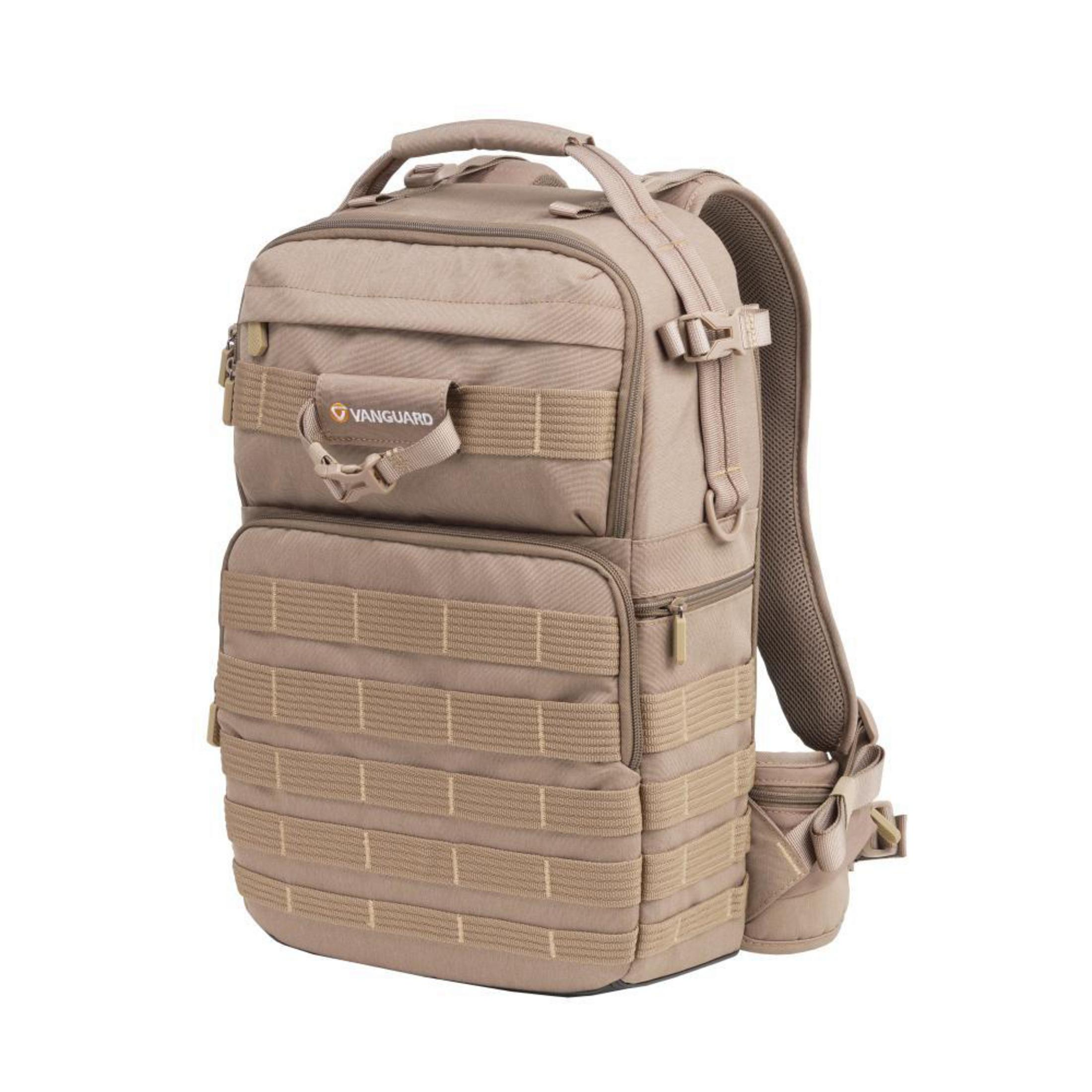 Ein brauner Vanguard-Rucksack mit mehreren Fächern und Seitentaschen vor weißem Hintergrund.