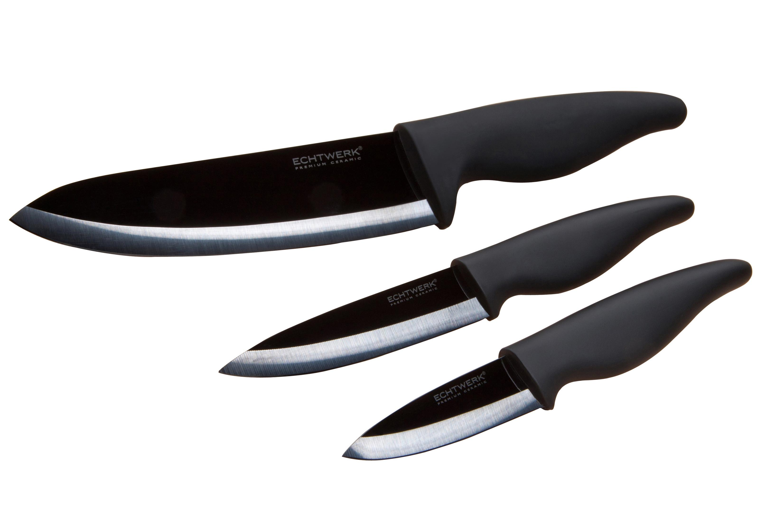 Drei schwarze Keramikmesser mit silbernen Klingen liegen auf einem weißen Hintergrund.
