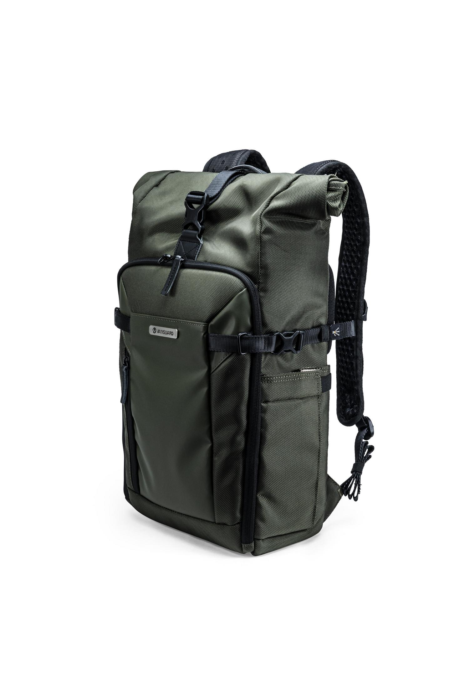 Ein grüner und schwarzer Vanguard-Rucksack, im rechten Winkel, steht auf einem weißen Hintergrund und hebt seine Eigenschaften hervor.