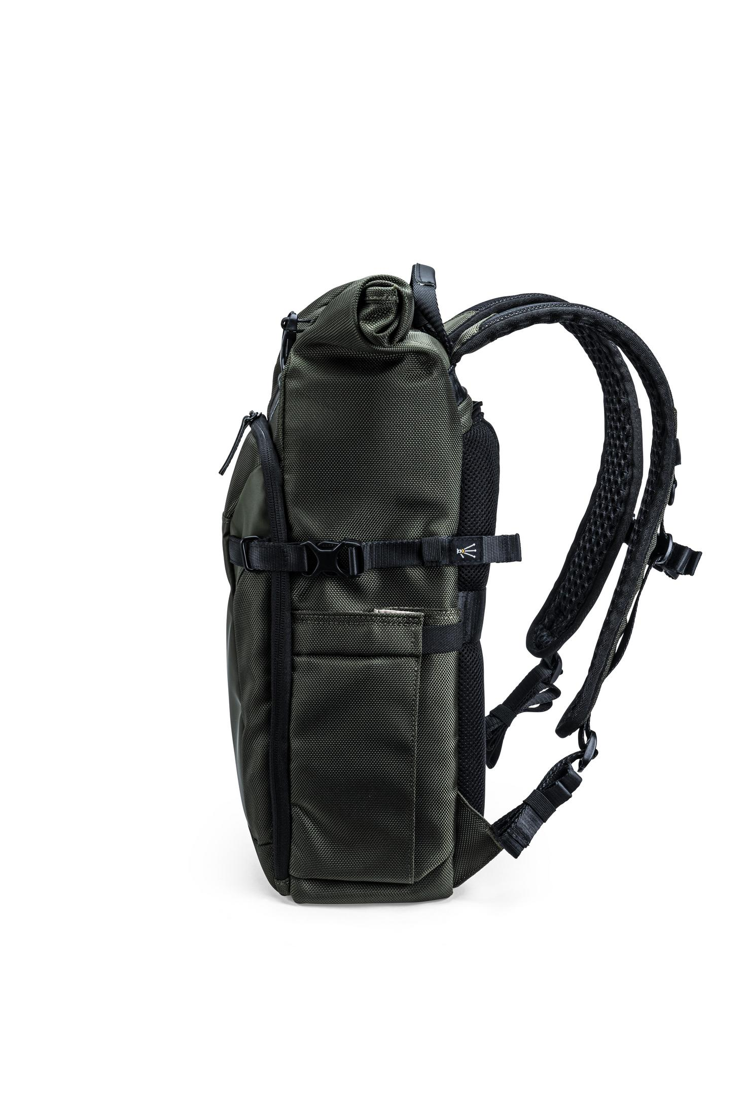 Ein dunkelgrüner und schwarzer Rucksack, von der Seite abgewinkelt, zeigt Gurte und Taschen vor einem weißen Hintergrund.