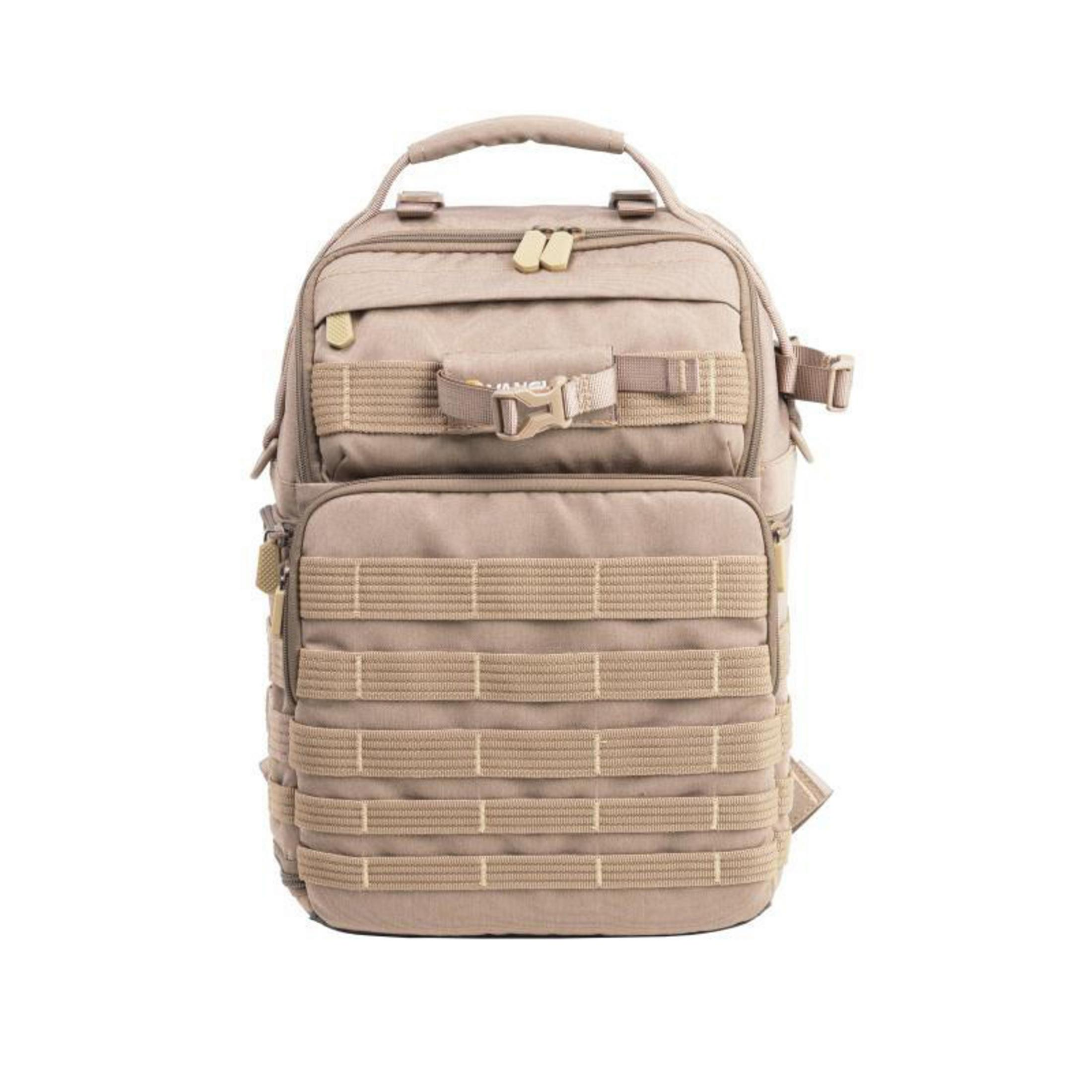 Ein hellbrauner taktischer Rucksack mit mehreren Gurten und Fächern, für den Außenbereich konzipiert.
