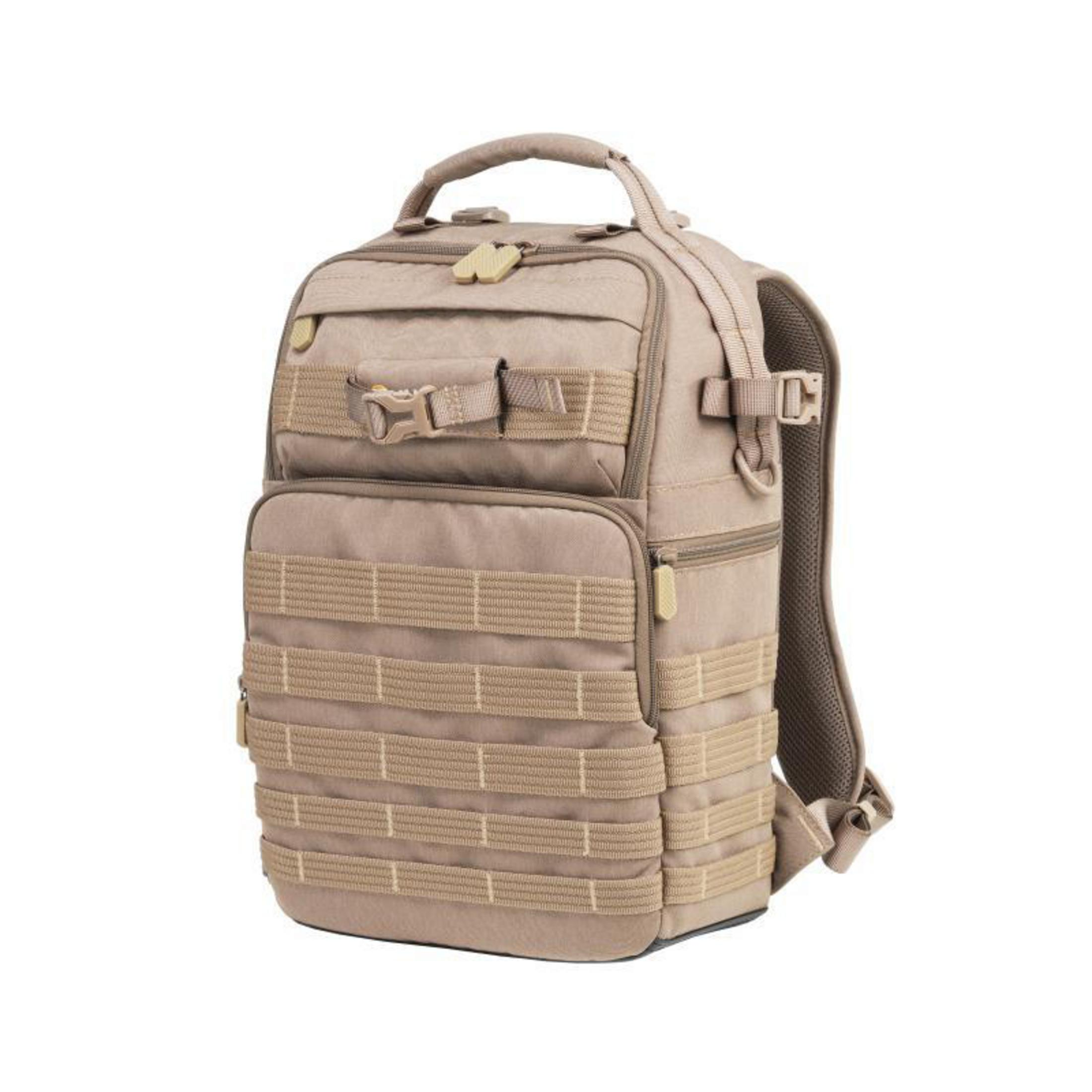 Ein hellbrauner taktischer Rucksack mit mehreren Gurten und Fächern, von der Seite betrachtet.