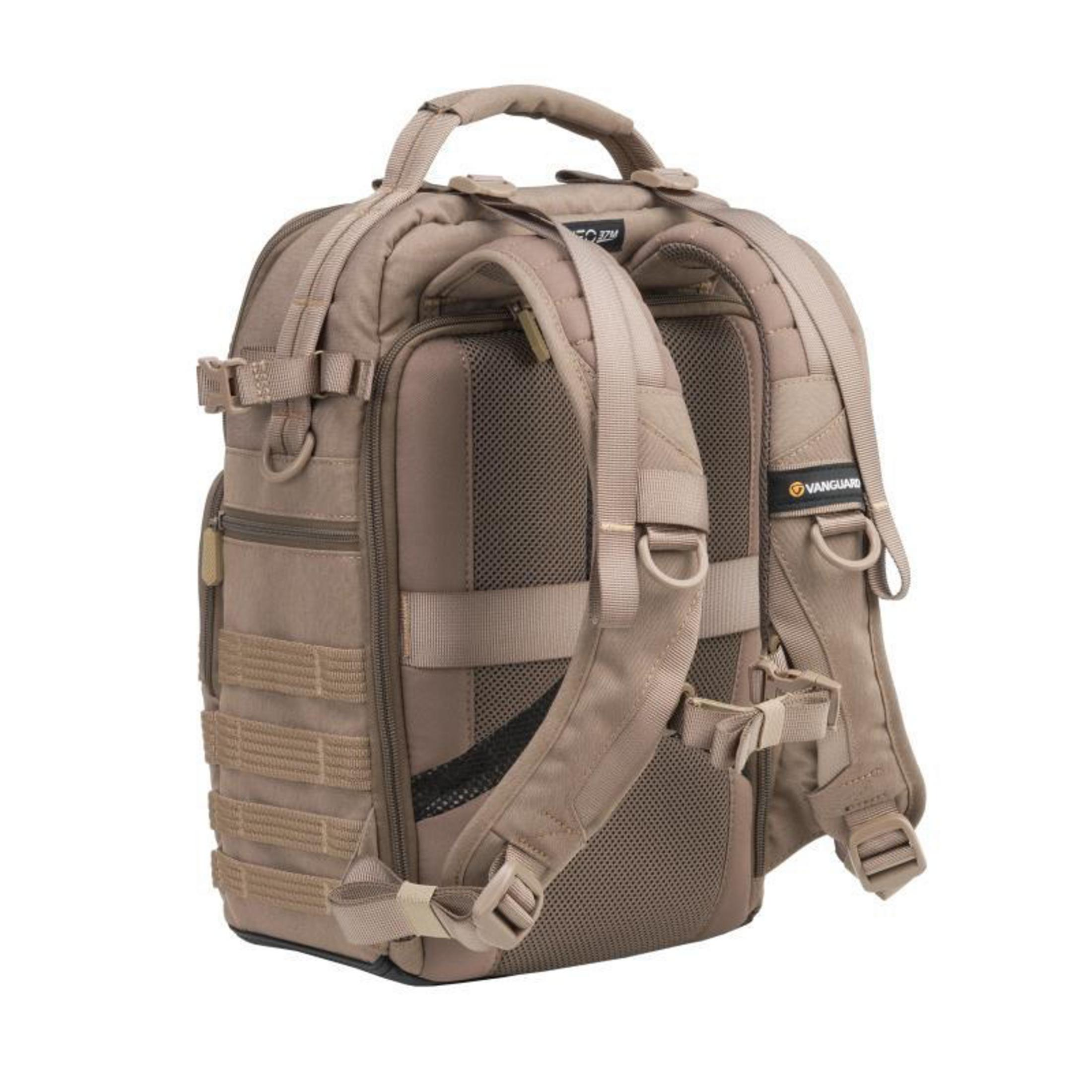 Ein hellbrauner taktischer Rucksack mit mehreren Gurten und Fächern, von hinten gesehen.