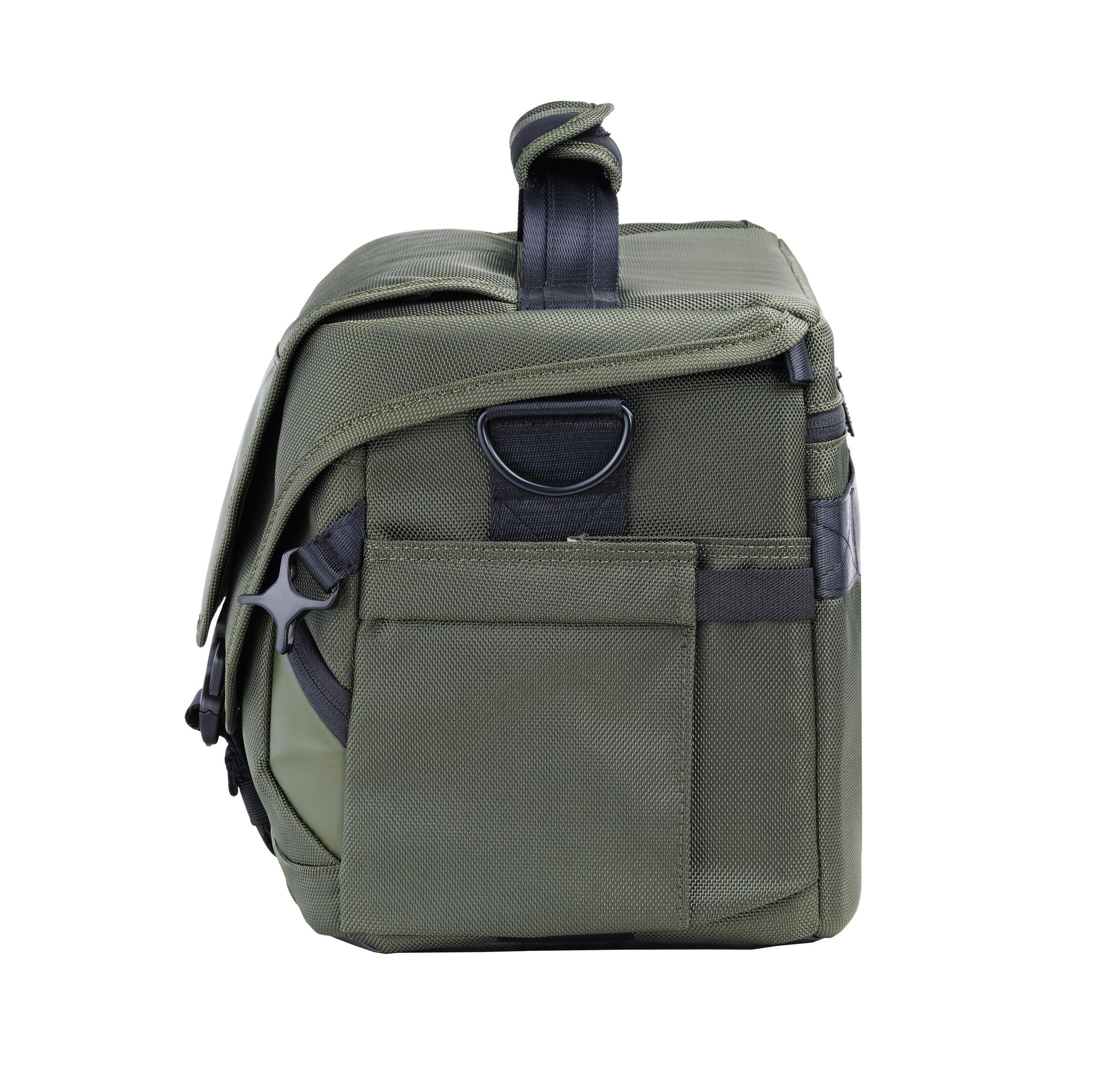 Eine grüne Vanguard Kameratasche, Seitenansicht, mit Griff und Tasche.