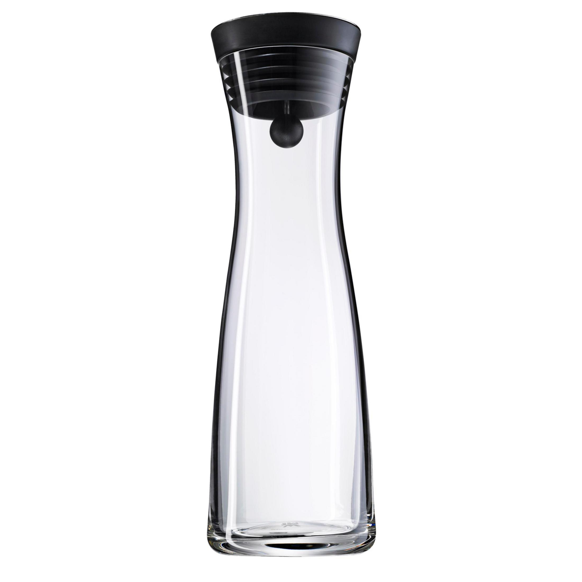 Klare Wasserkaraffe aus Glas mit schwarzem Oberteil auf weißem Hintergrund.