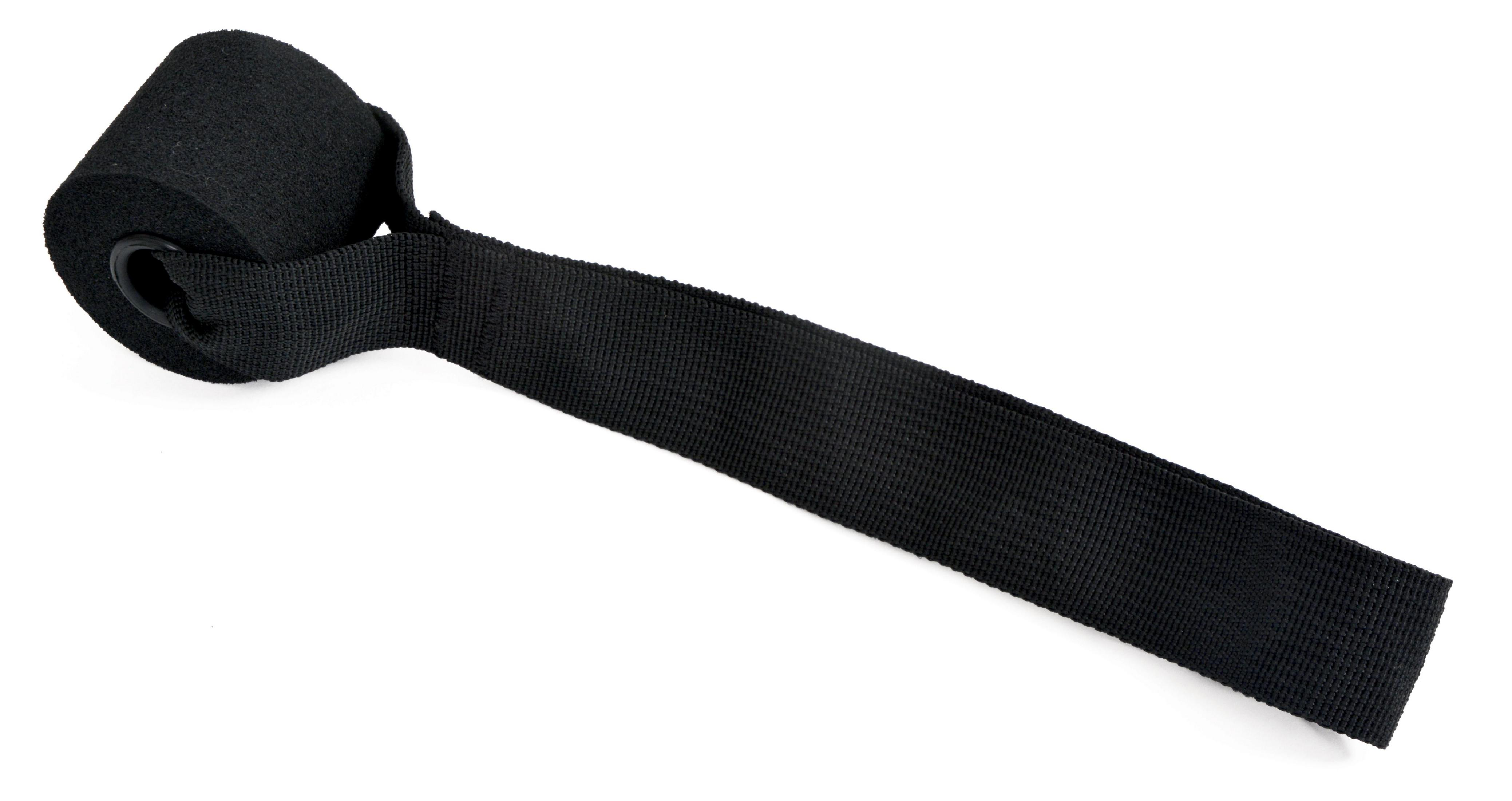 Gerolltes schwarzes Gummiband. Das Band ist auf der linken Seite aufgerollt. Das Band befindet sich auf einem weißen Hintergrund.