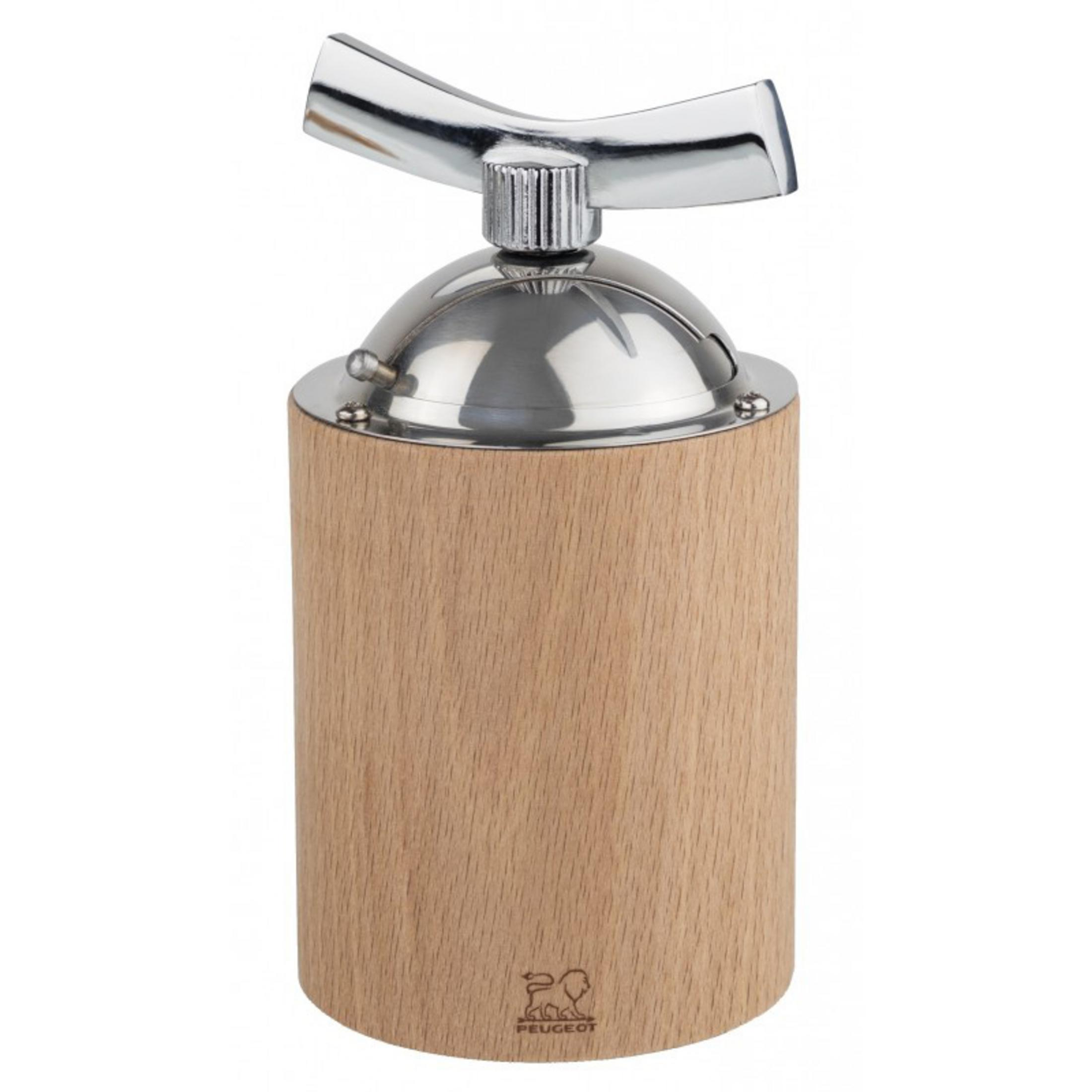 Eine helle Holzmühle mit silberner Oberseite und Griff steht auf einer weißen Oberfläche.