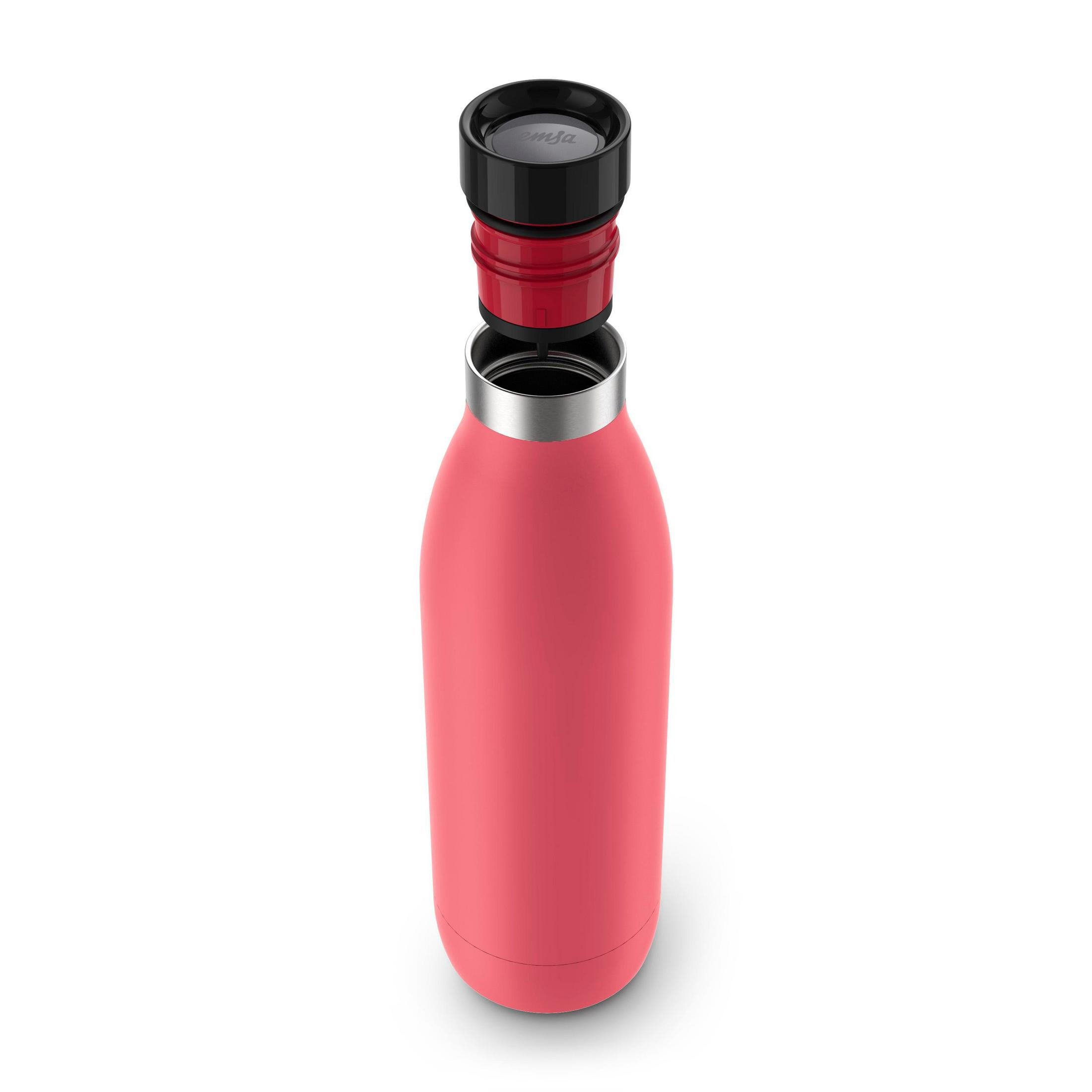 Eine rosa Wasserflasche mit schwarzem Oberteil, teilweise zerlegt, um ihre Komponenten zu zeigen, auf weißem Hintergrund.