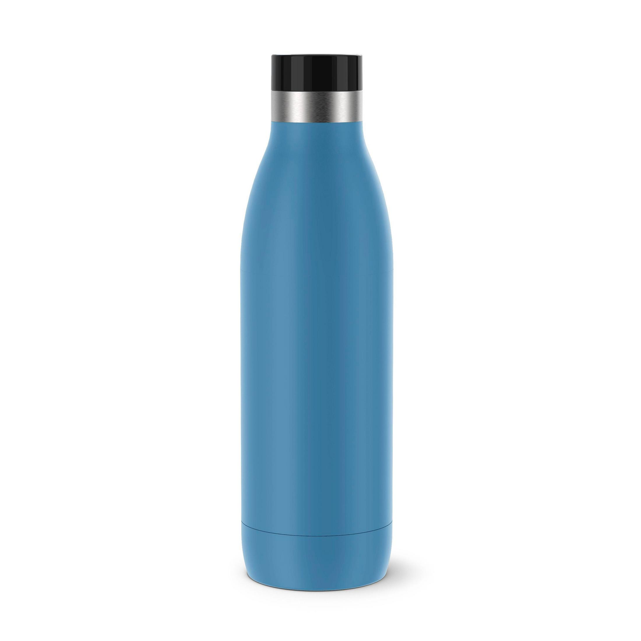 Eine blaue Wasserflasche mit schwarzem Oberteil, isoliert auf weißem Hintergrund.