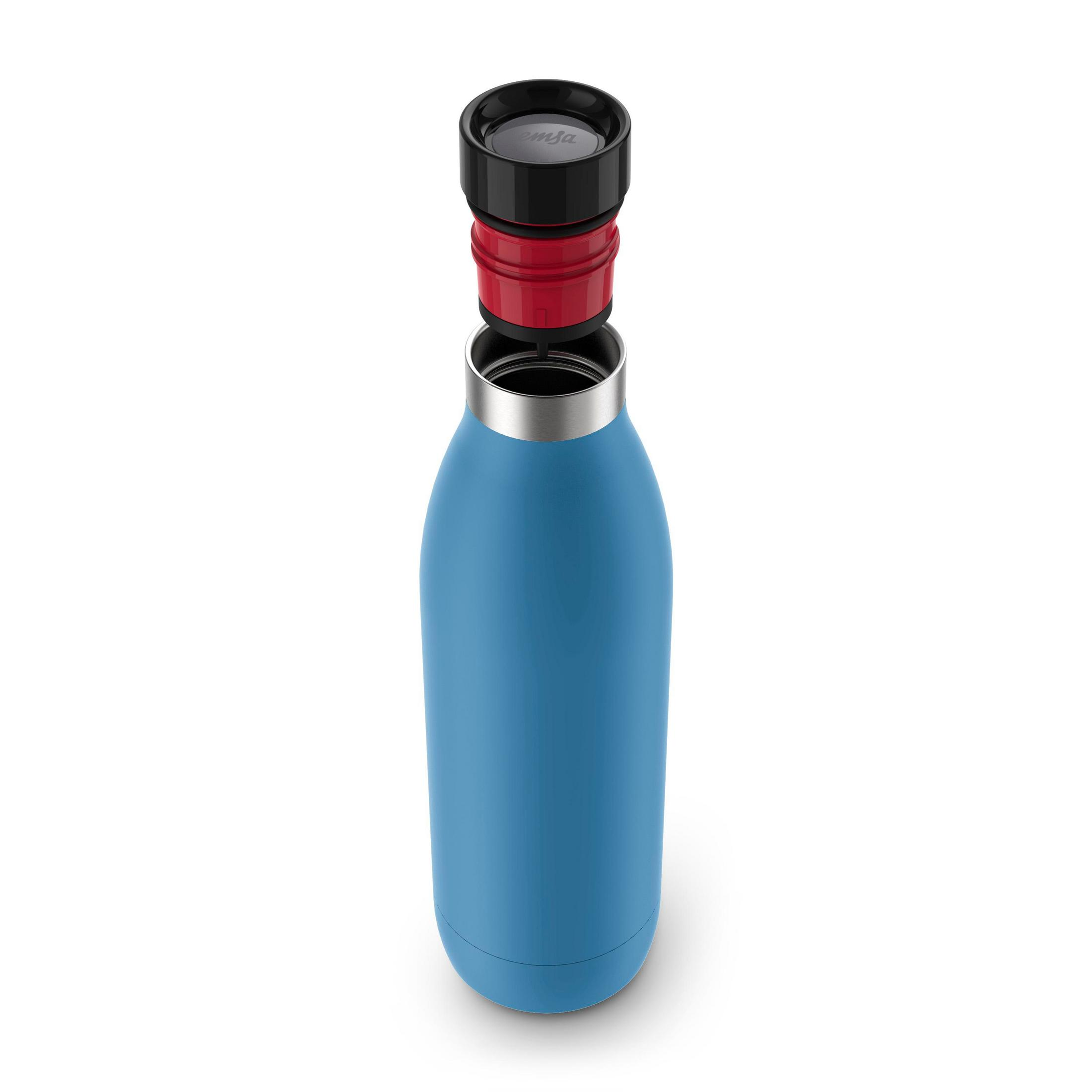 Eine blaue Wasserflasche mit einem zerlegten schwarzen und roten Oberteil, isoliert auf Weiß.