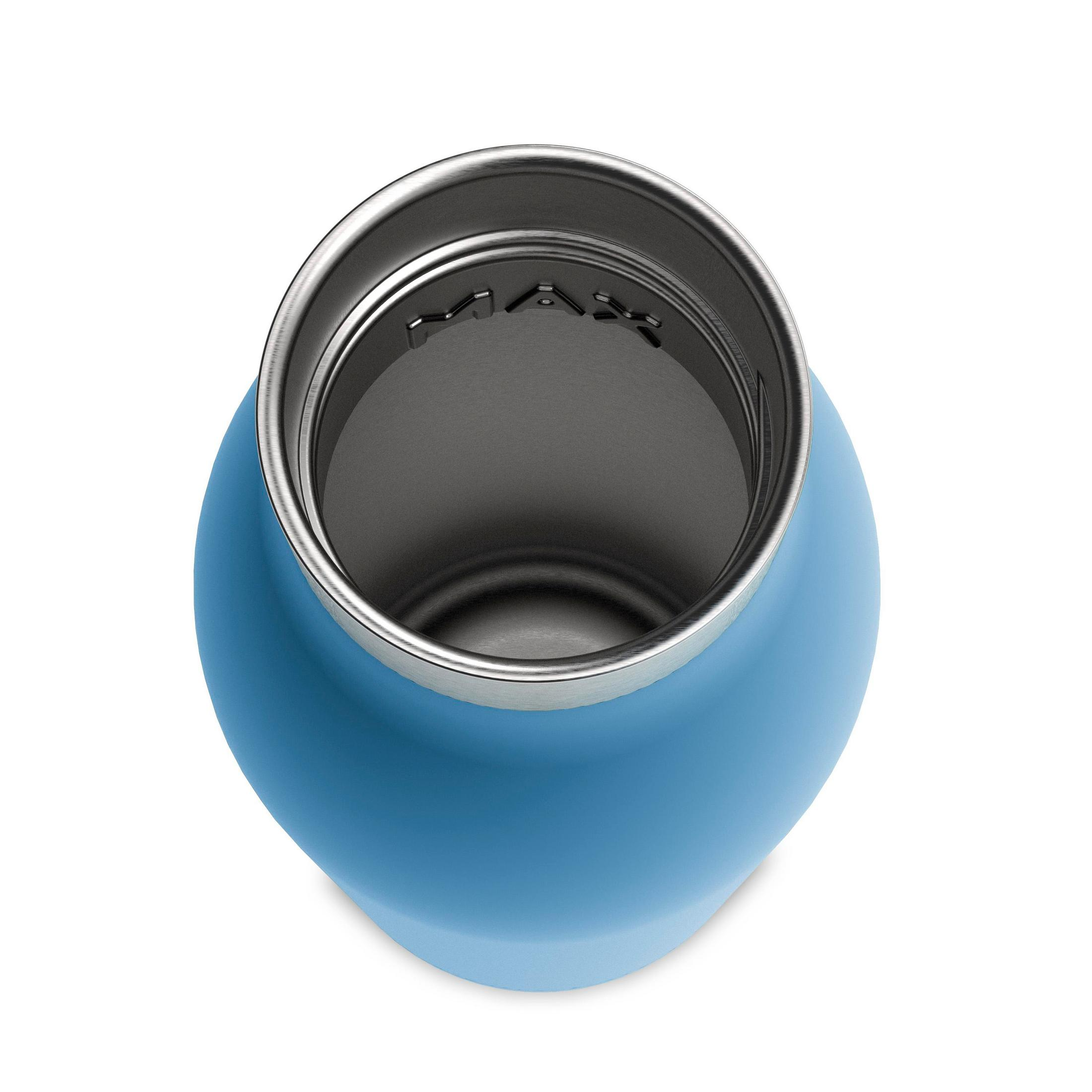 Eine blaue Wasserflasche von oben, die ihr Metallinneres zeigt, auf Weiß.