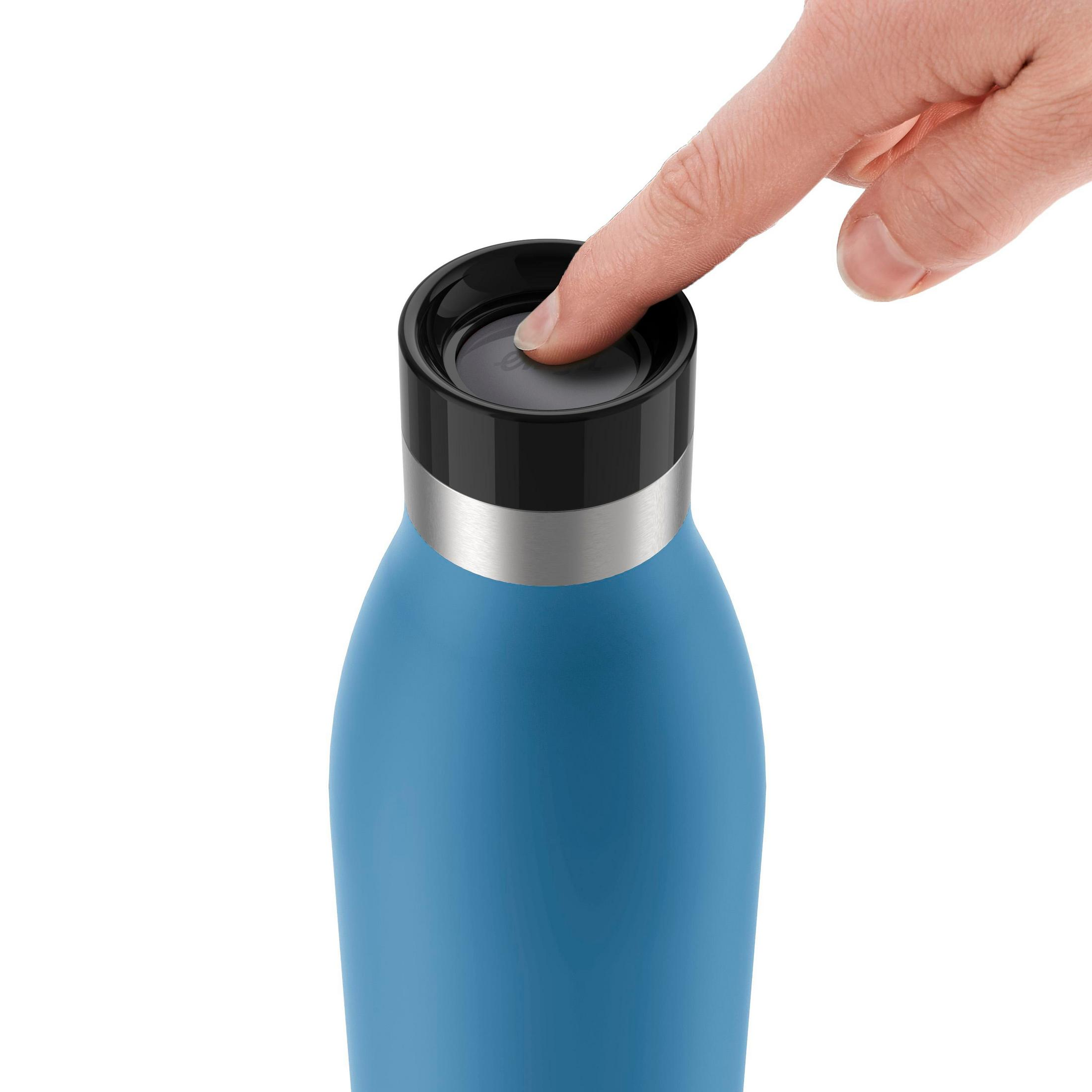 Ein Finger drückt auf die Oberseite einer blauen Wasserflasche mit schwarzem Deckel.