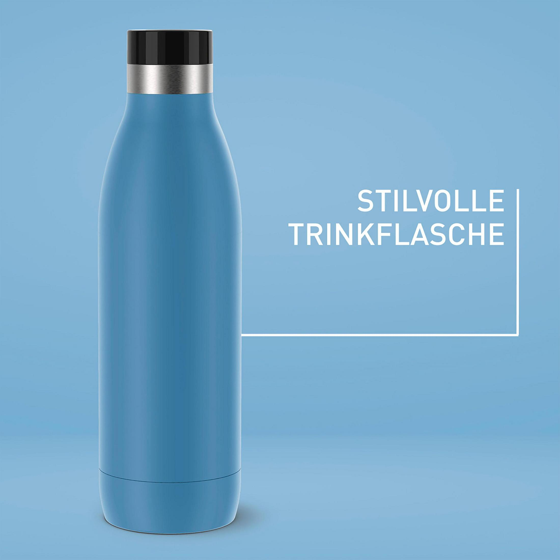 Eine blaue Wasserflasche mit dem Text „STILVOLLE TRINKFLASCHE“ daneben.