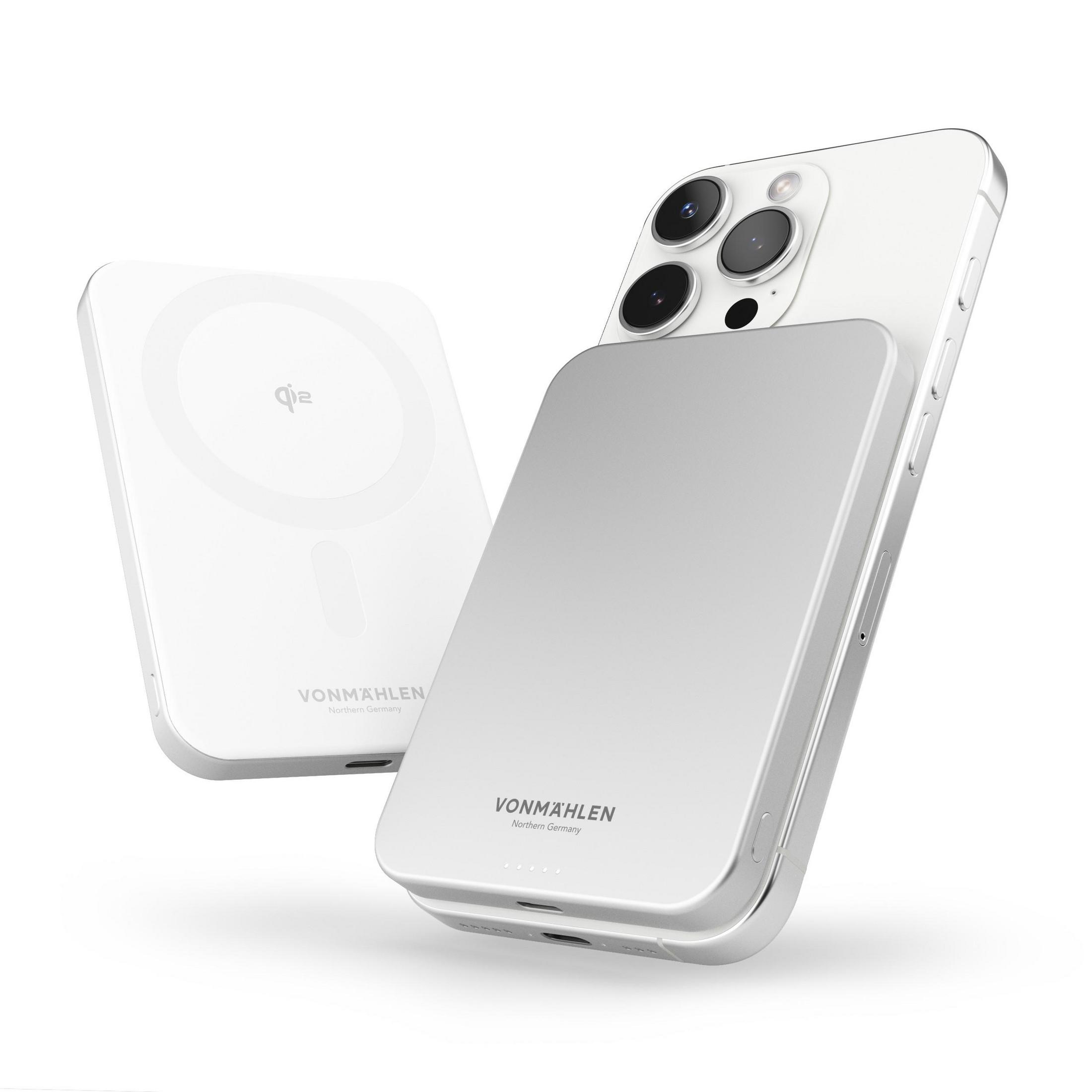 Un telefono bianco con un caricabatterie argentato collegato. Il caricabatterie è etichettato VONMAHLEN.