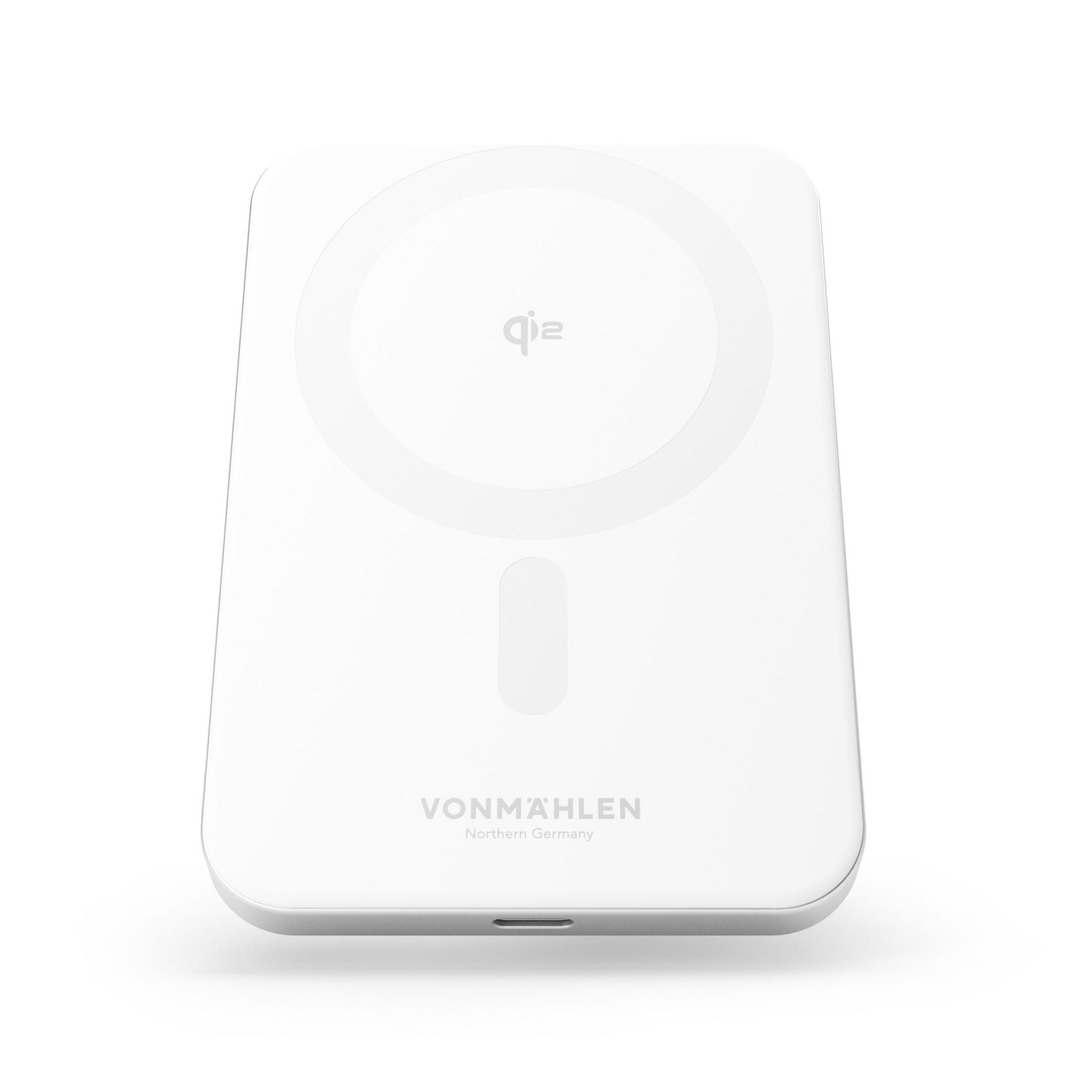 Un caricabatterie wireless bianco etichettato VONMAHLEN con un cerchio al centro e una porta USB nella parte inferiore.