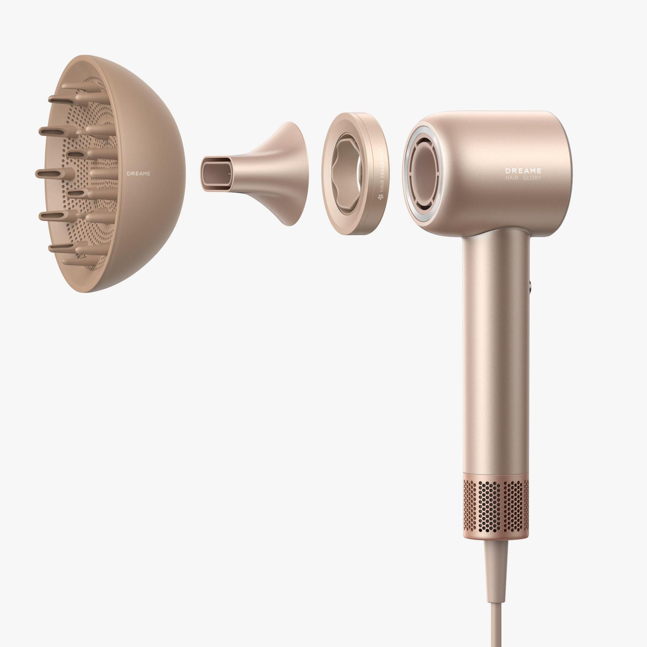 Złota suszarka do włosów z rozłożonymi częściami. Zawiera dyfuzor, koncentrator i nasadkę.