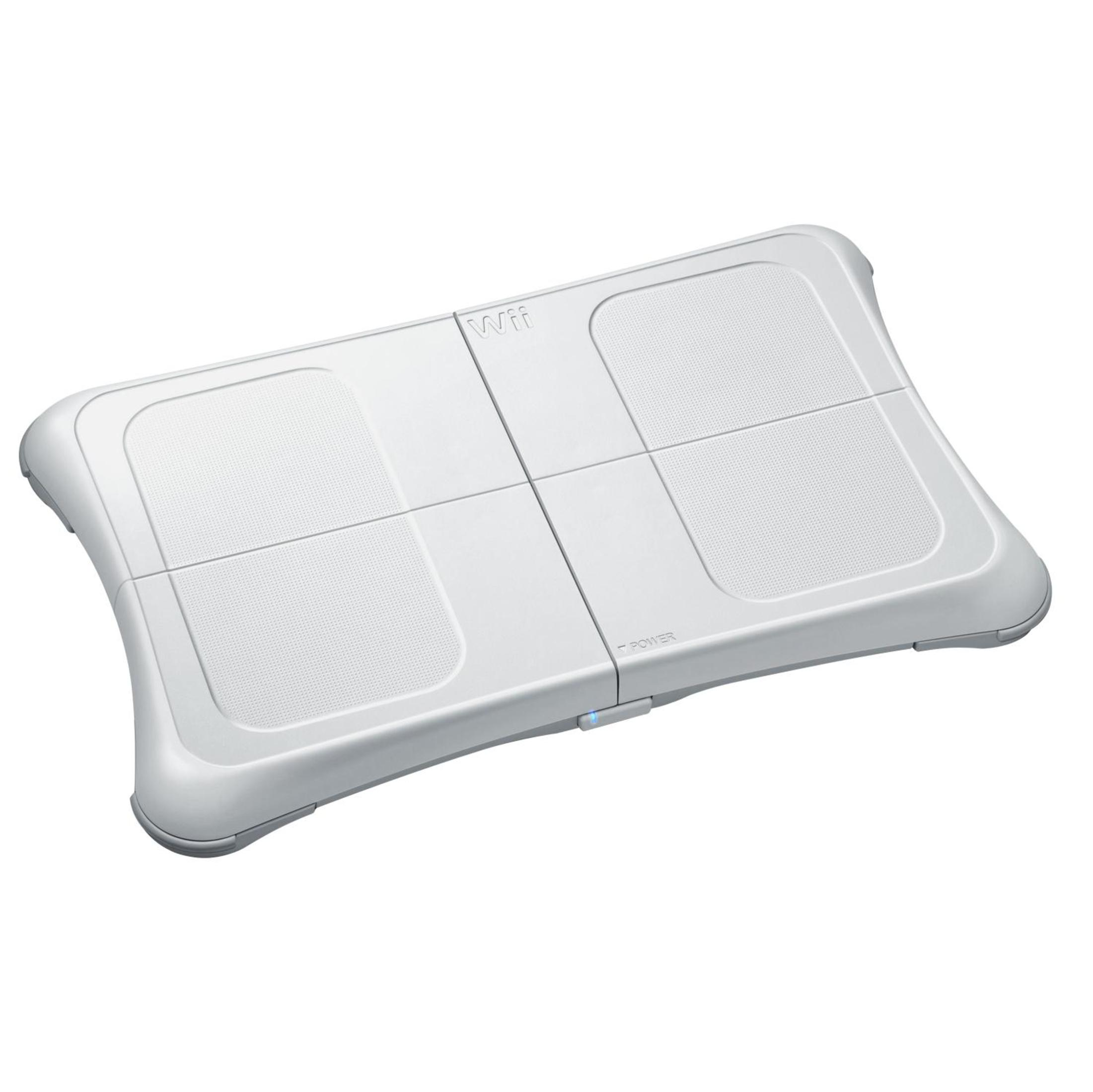 Ein weißes Wii Balance Board mit einem Gittermuster und den Wii- und Power-Logos auf weißem Hintergrund.