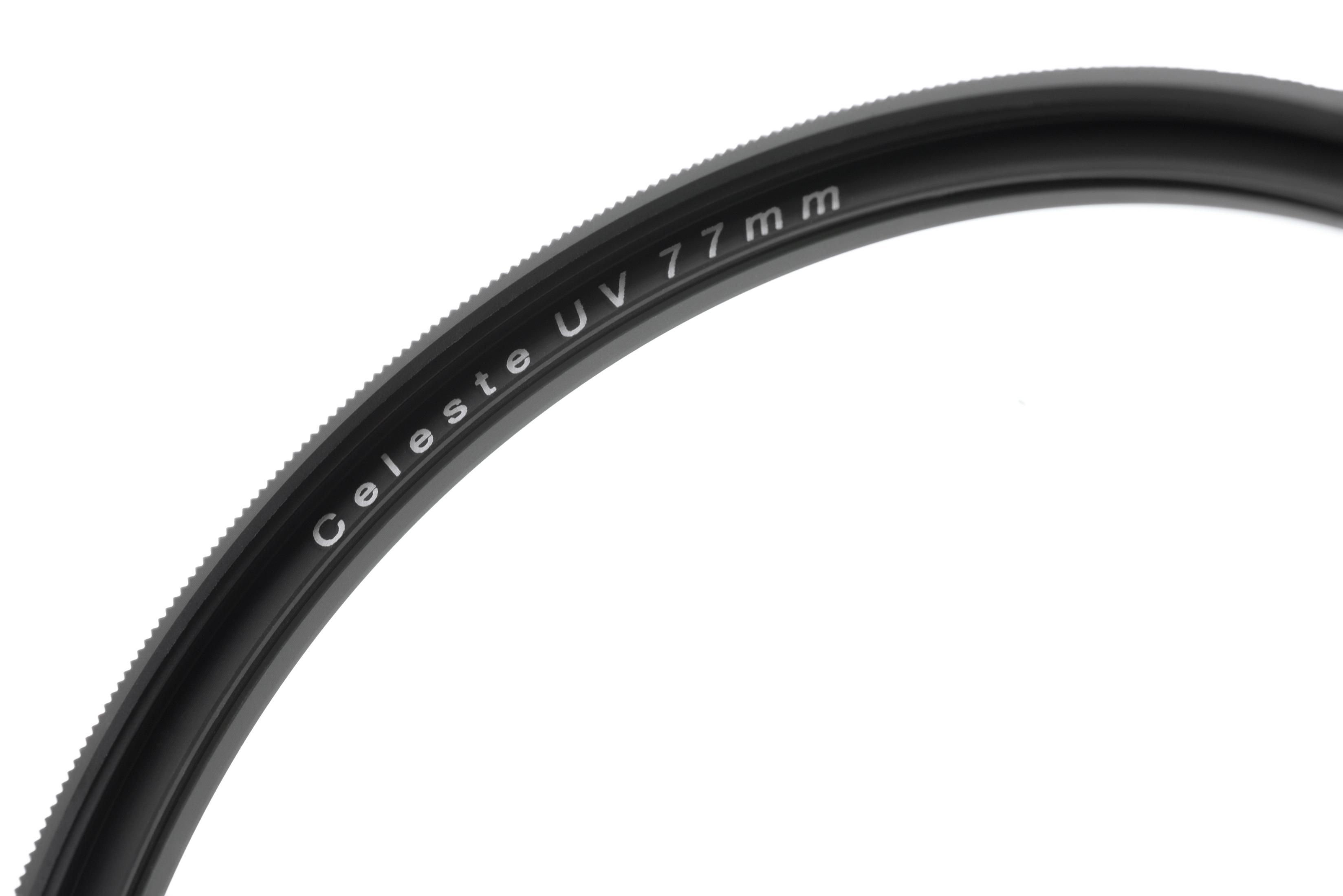 Rand eines schwarzen Kenko-Objektivfilters mit der Aufschrift „Celeste UV 77mm“ auf weißem Grund.