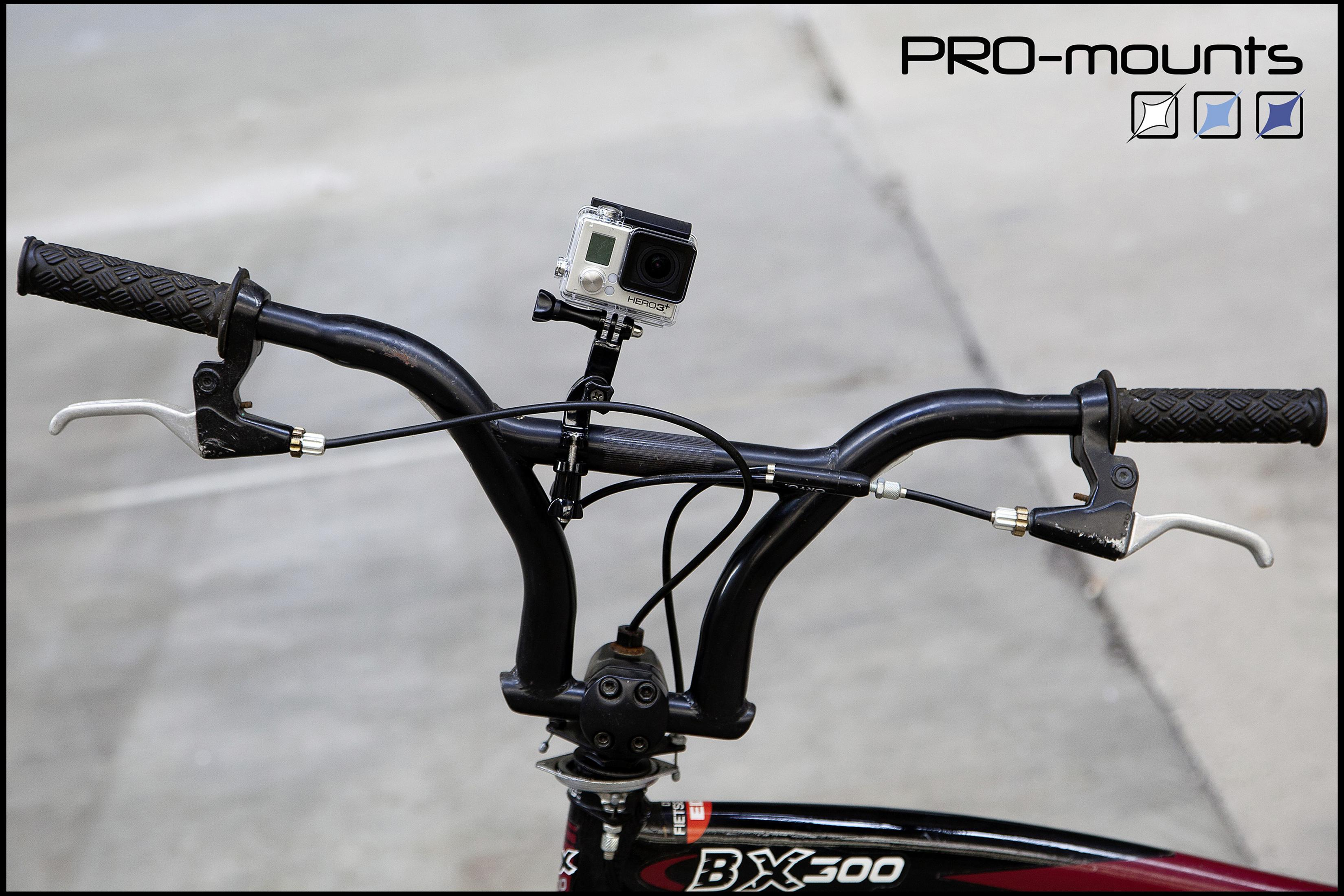 Ein Fahrradlenker mit einer montierten GoPro-Kamera. Der Lenker ist schwarz und der Hintergrund grau.