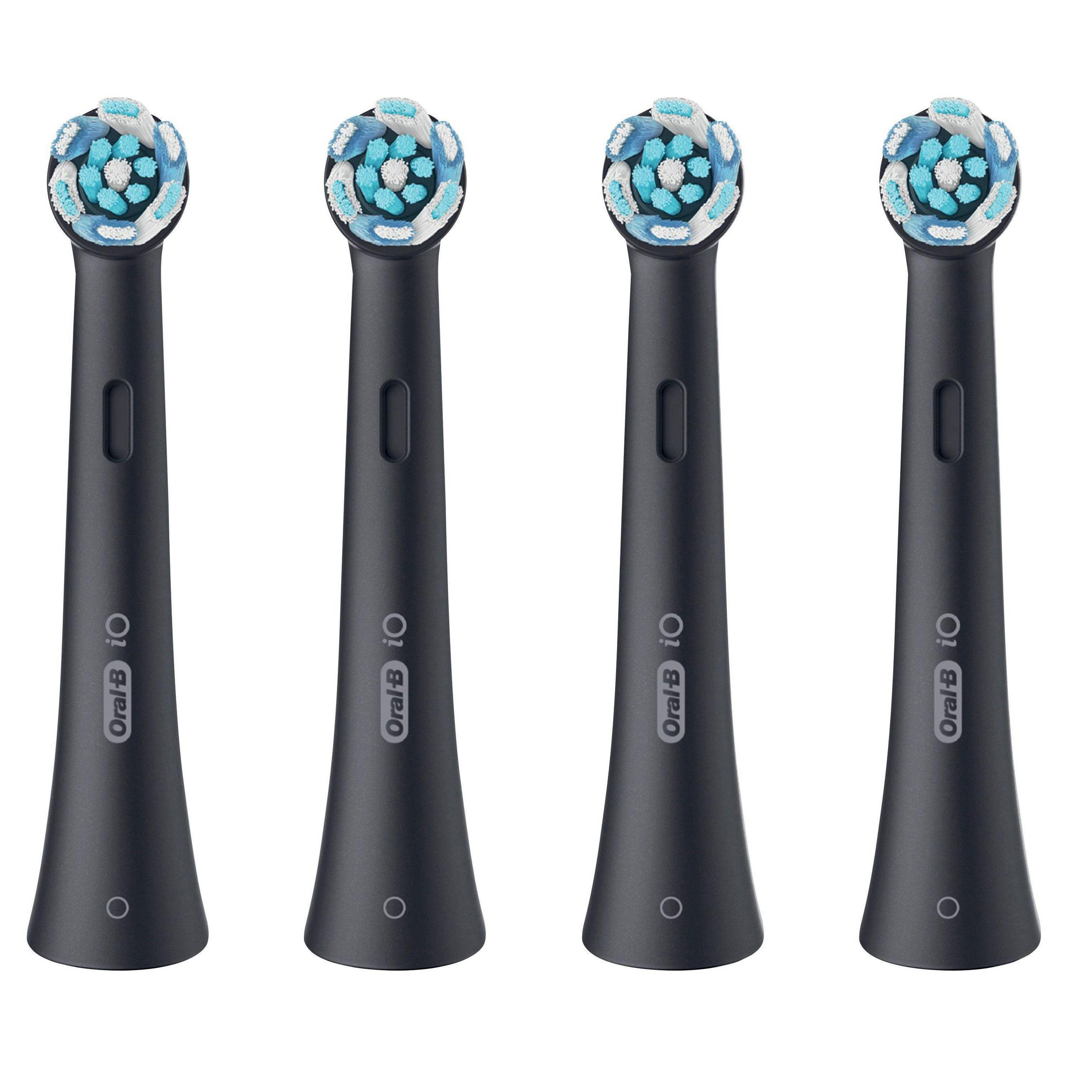 Quattro testine per spazzolino Oral-B iO con manici neri e setole circolari blu su sfondo bianco.