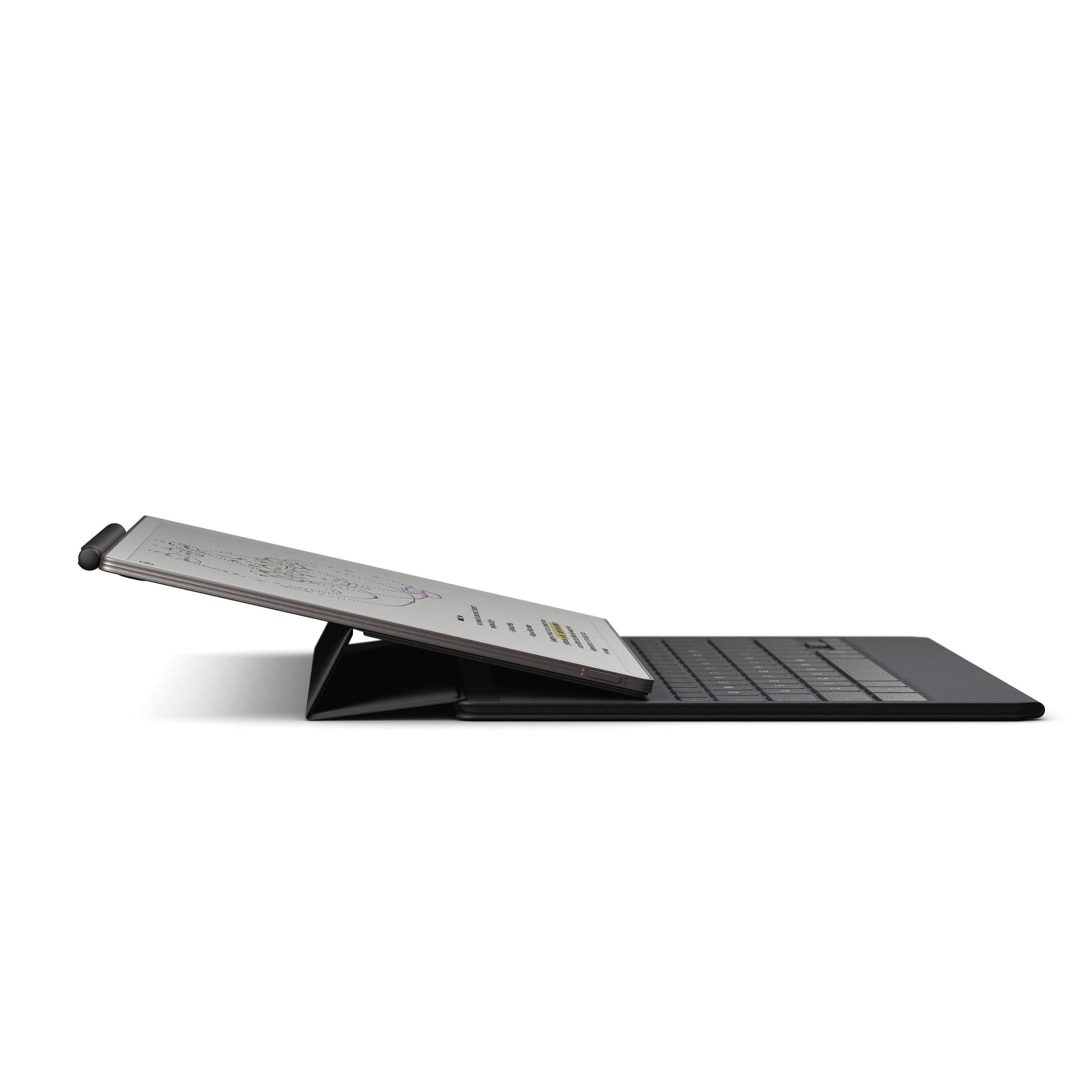 Siyah bir tablet klavye ile beyaz bir zeminde açık. Ekran yukarı doğru açılıdır.