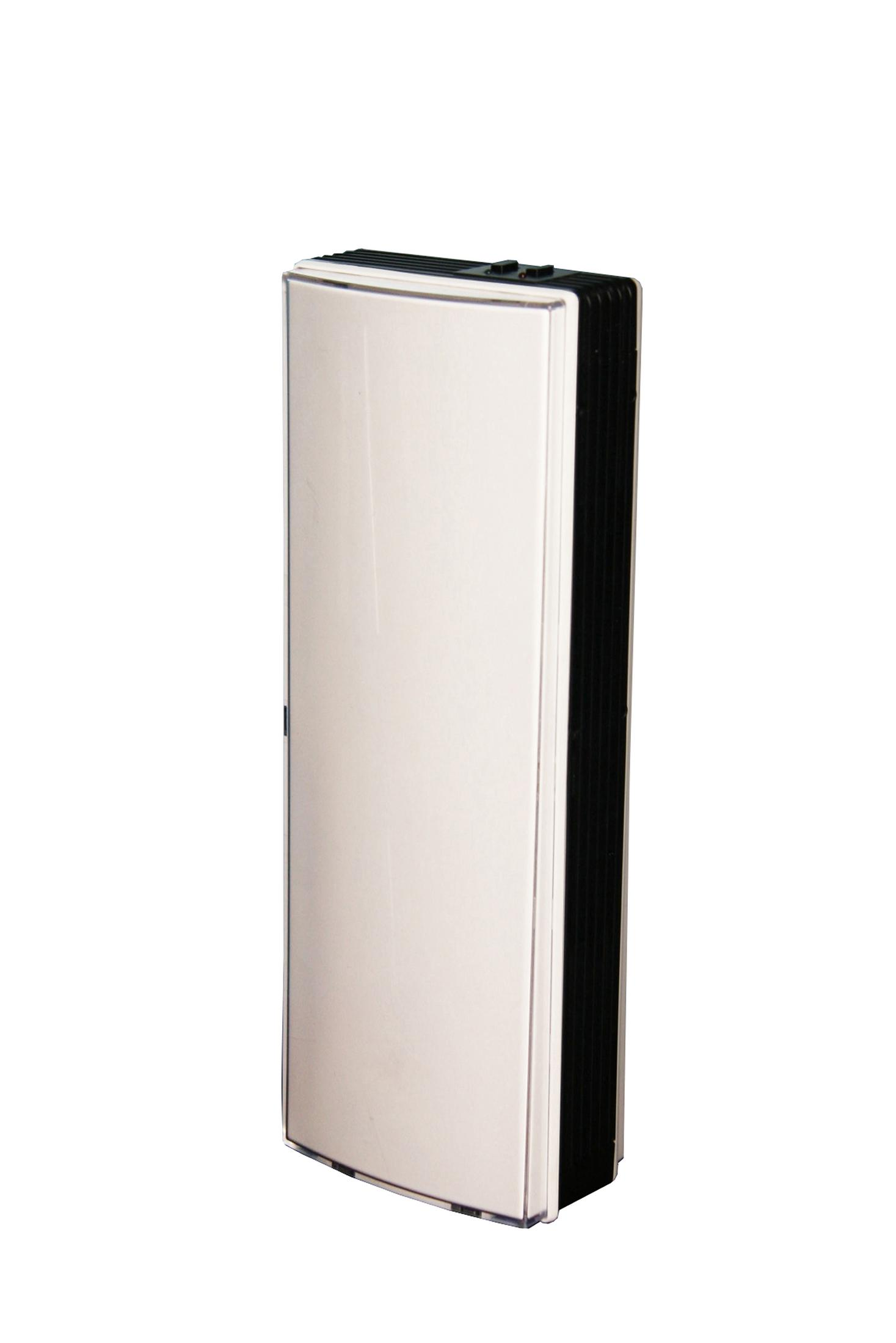 Un purificateur d'air blanc, haut et mince, avec des accents noirs, debout sur un fond blanc.
