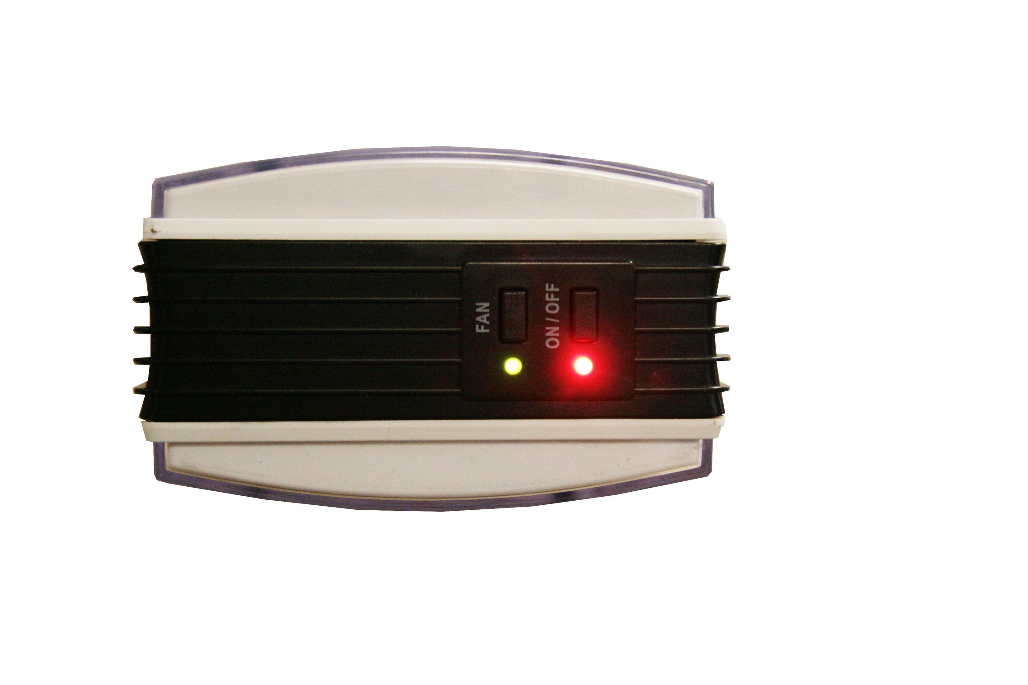 Purificateur d'air blanc et noir avec des lumières rouges et vertes indiquant l'état de l'alimentation et du ventilateur.
