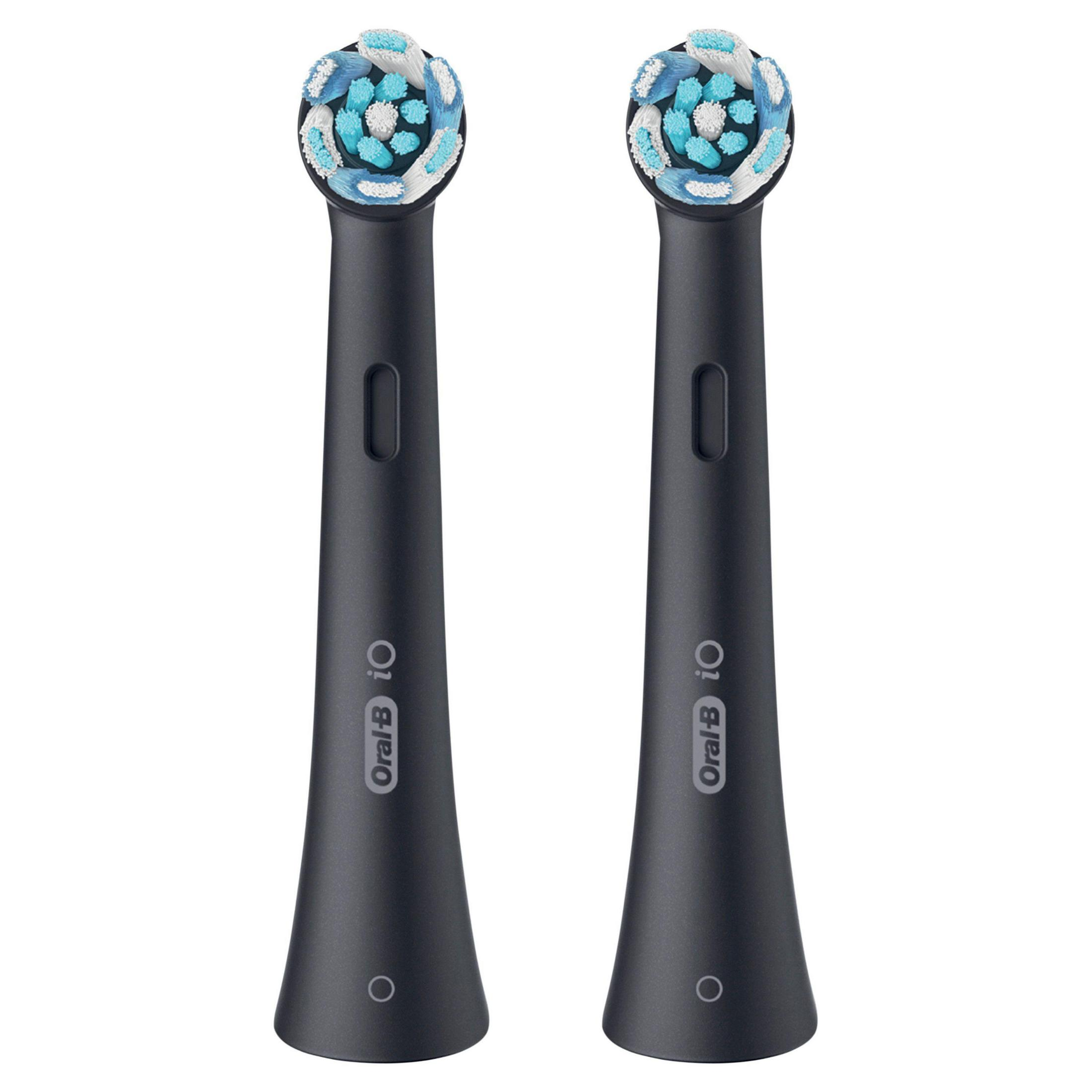 Zwei schwarze Oral-B iO Zahnbürstenköpfe mit blauen und weißen Borsten, isoliert auf einem weißen Hintergrund.