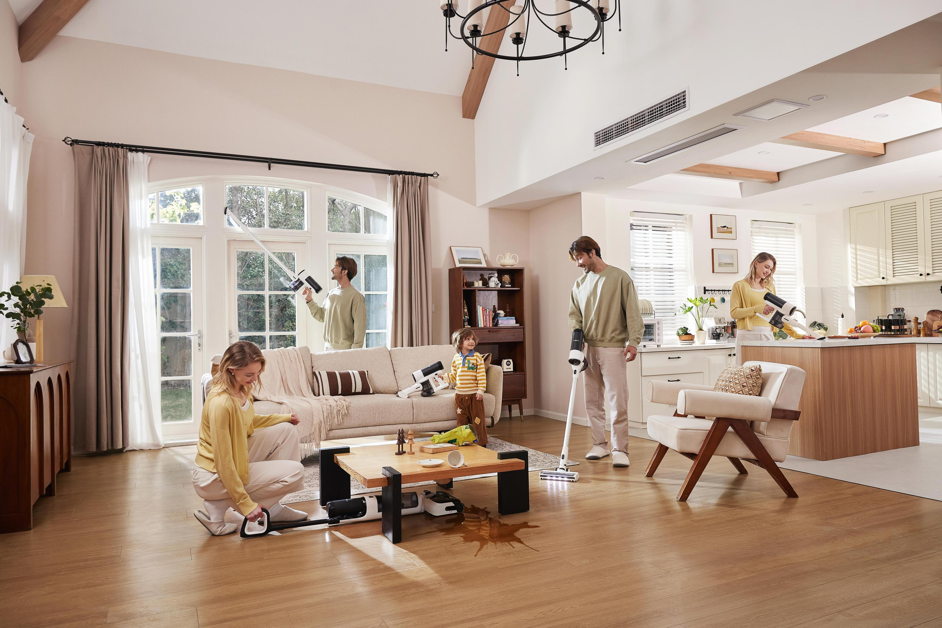 Rodzina odkurza swój dom. Kobieta sprząta podłogę, mężczyzna okno, dziecko się bawi, a inny sprząta.