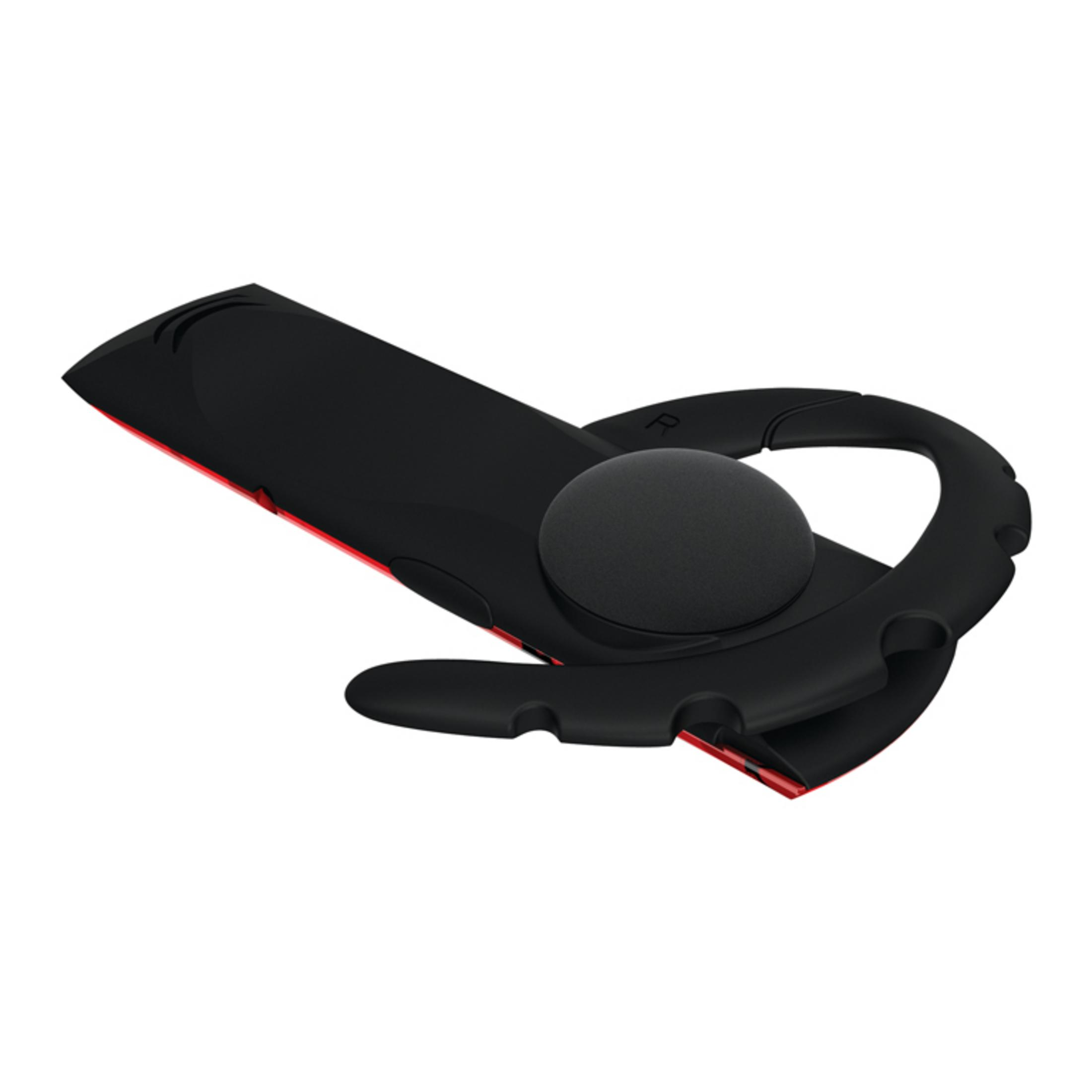 Ein schwarzes Headset mit rotem Streifen, angewinkelt, isoliert auf Weiß.
