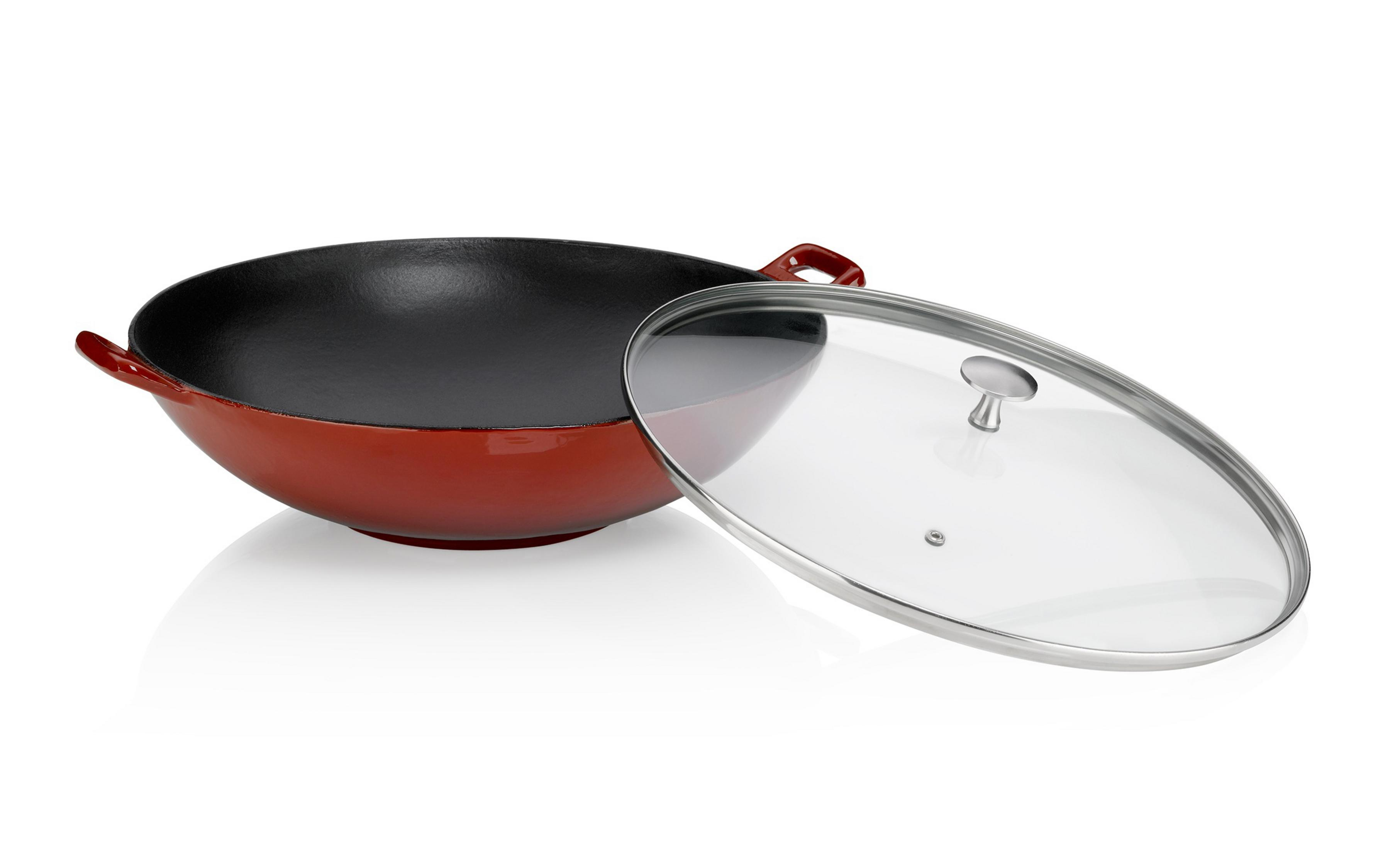Roter Wok mit Glasdeckel leicht seitlich versetzt, der sein Inneres und Äußeres zeigt.