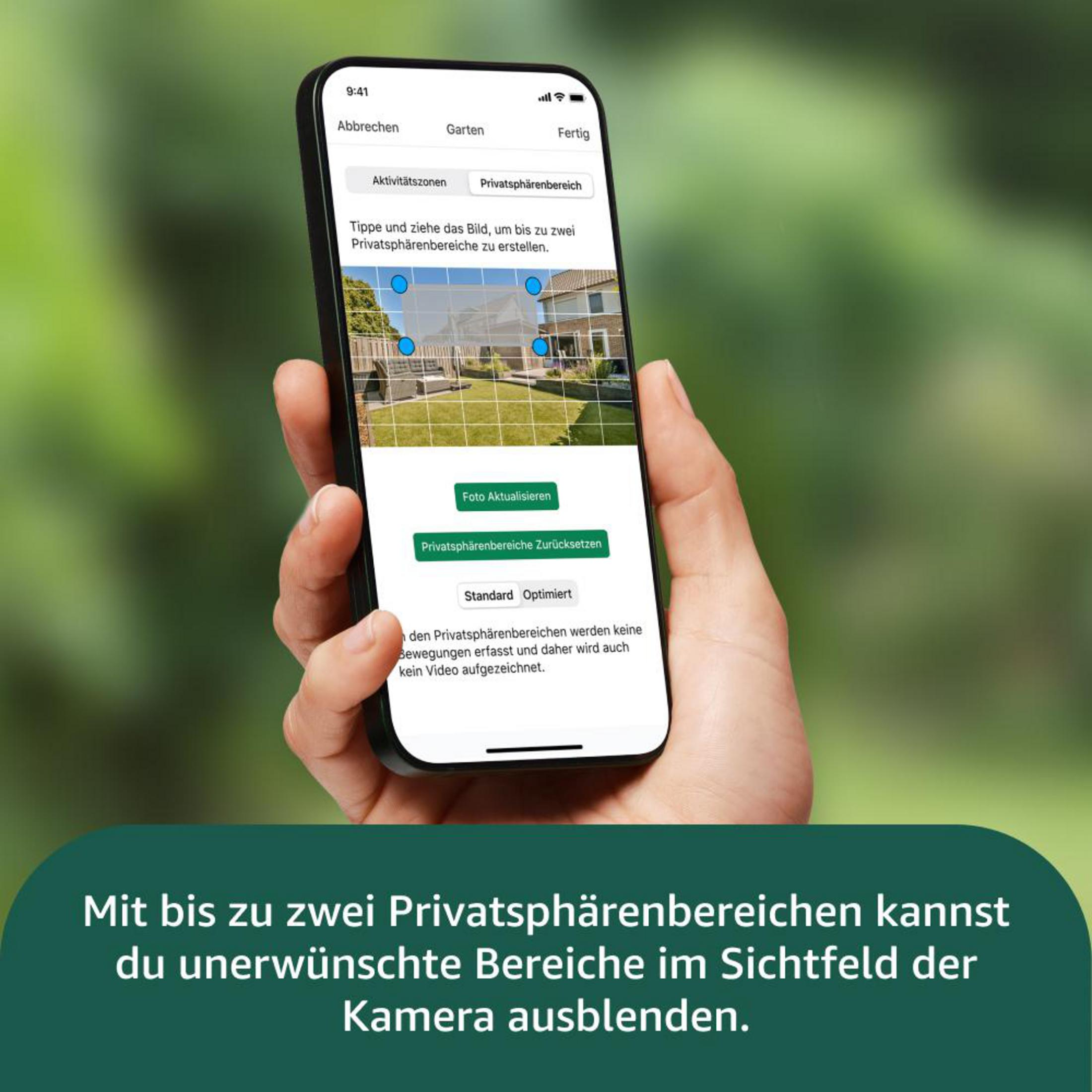 Ein Smartphone zeigt eine Home-Security-App-Oberfläche. Der Bildschirm zeigt ein Haus mit blauen Zonen.