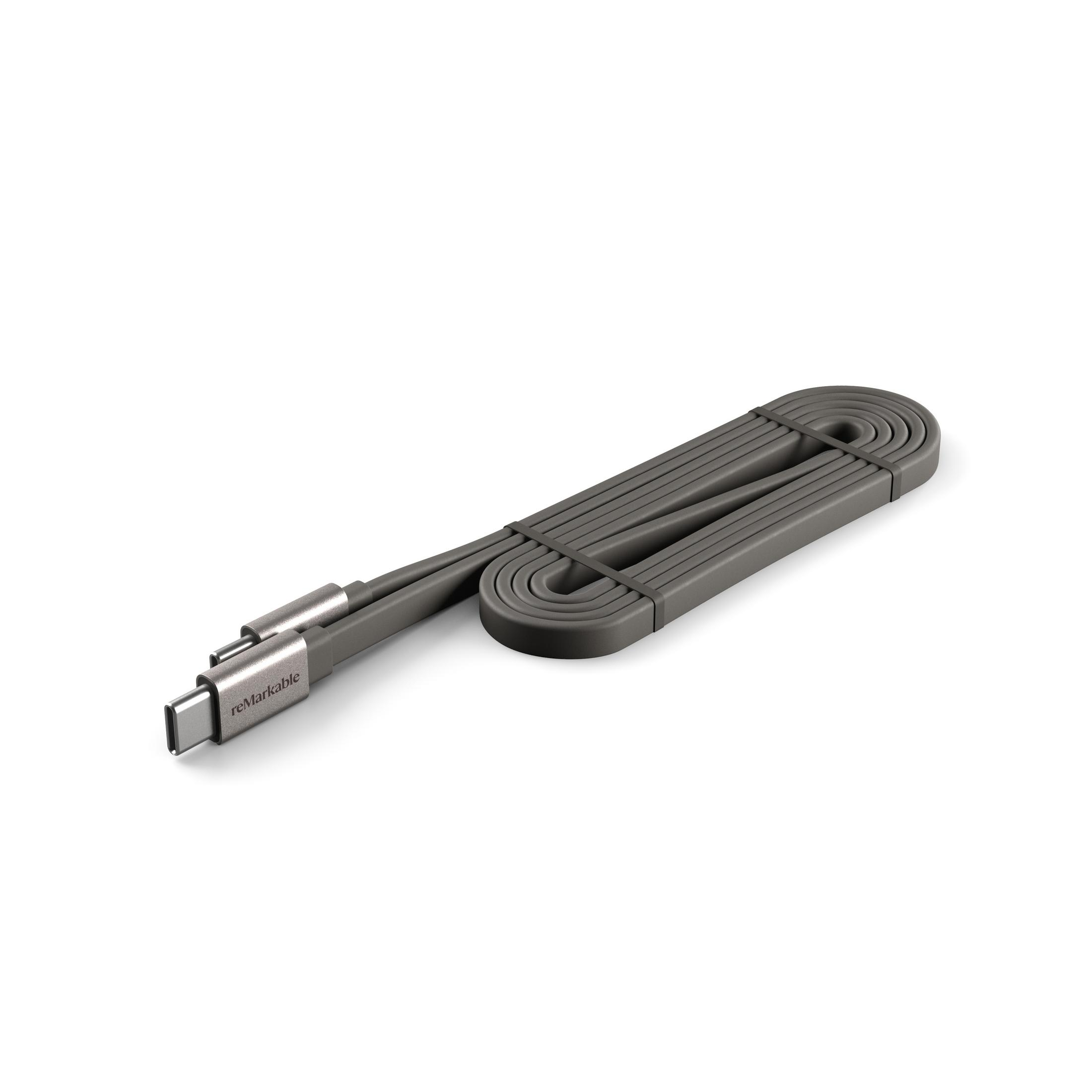 Gri USB-C kablosu, sarılı, bir cihazla. Beyaz zemin.