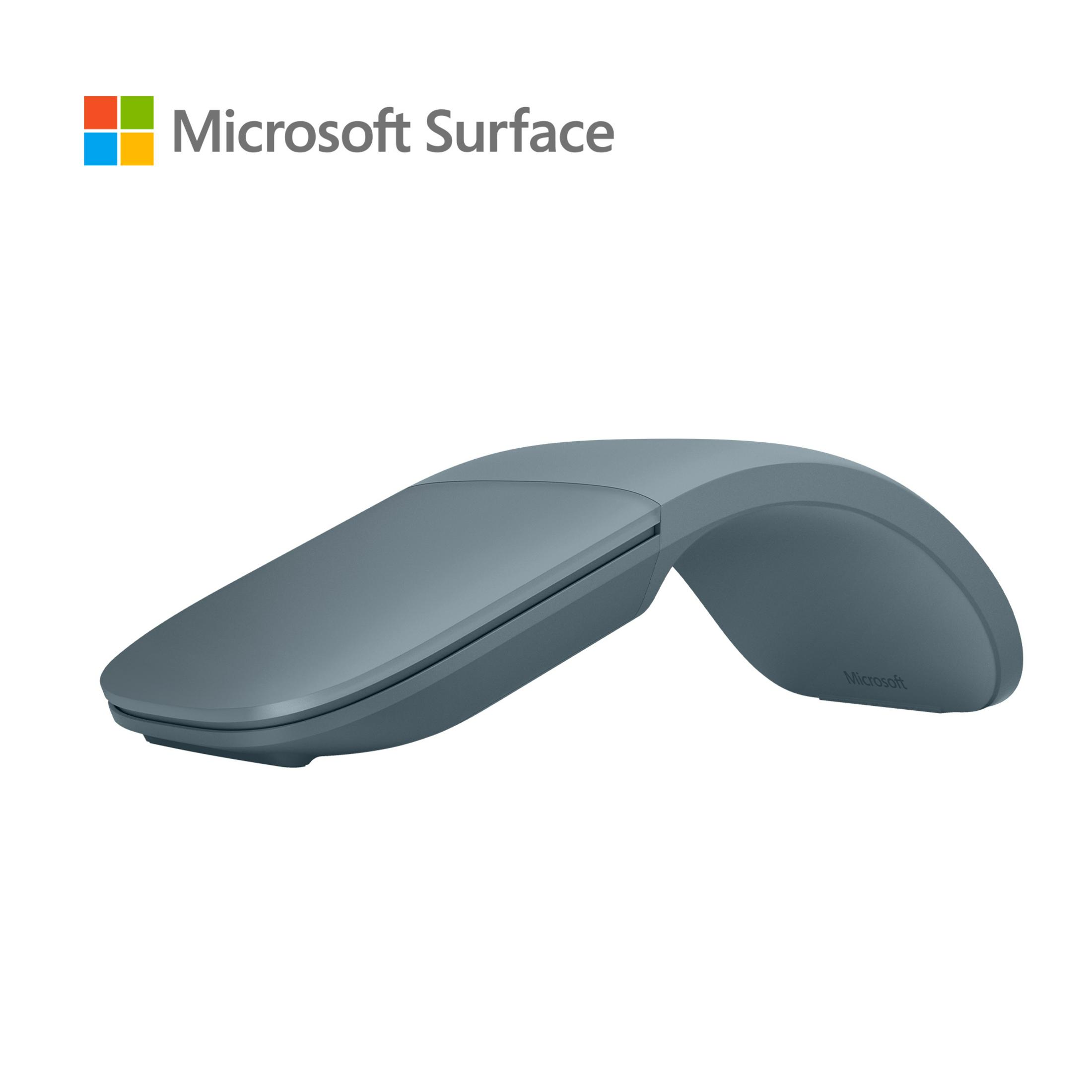 Un mouse Microsoft Surface. È curvo e grigio. Ha il logo Microsoft.