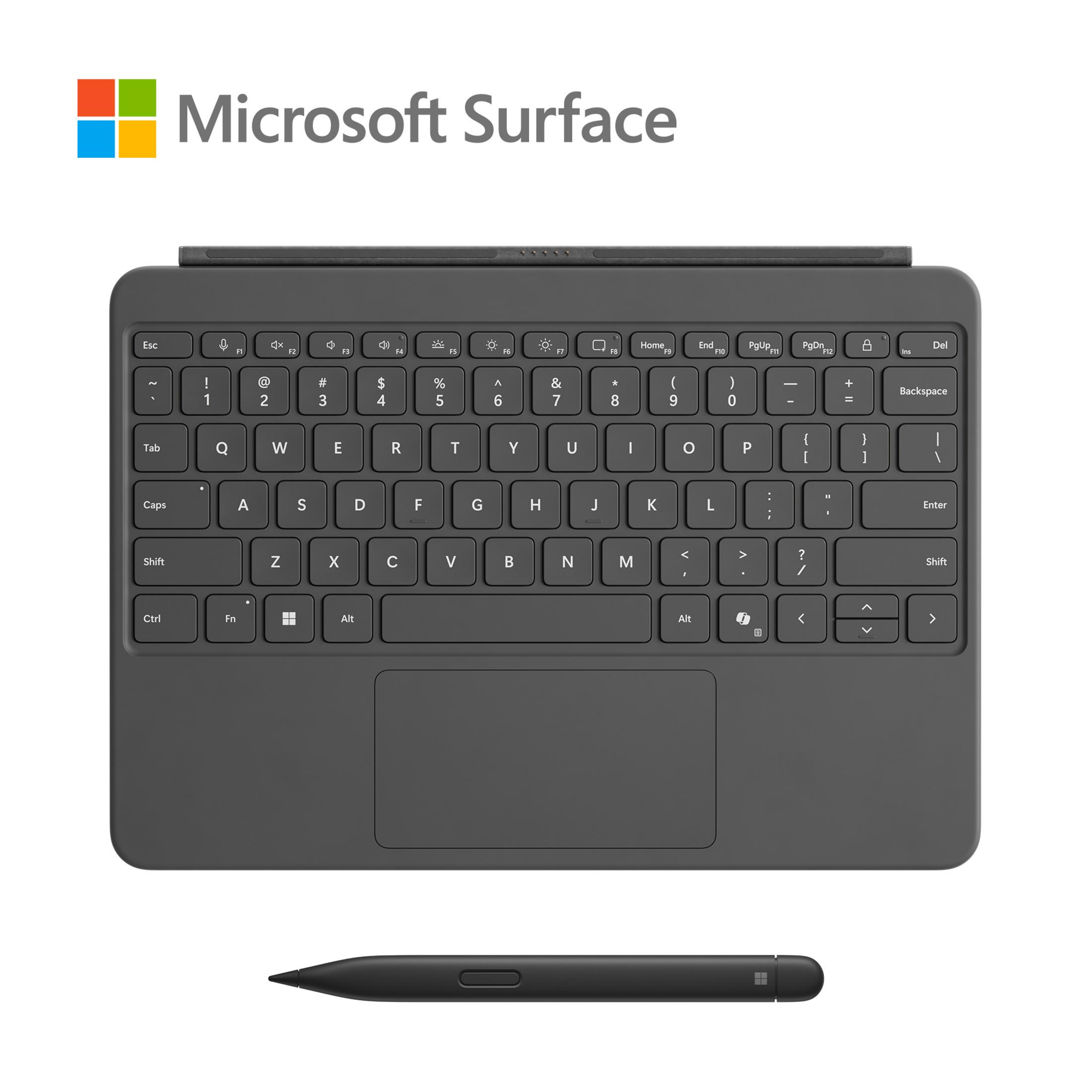 Una tastiera Microsoft Surface grigia con una penna sotto, su uno sfondo bianco con il logo Microsoft Surface.