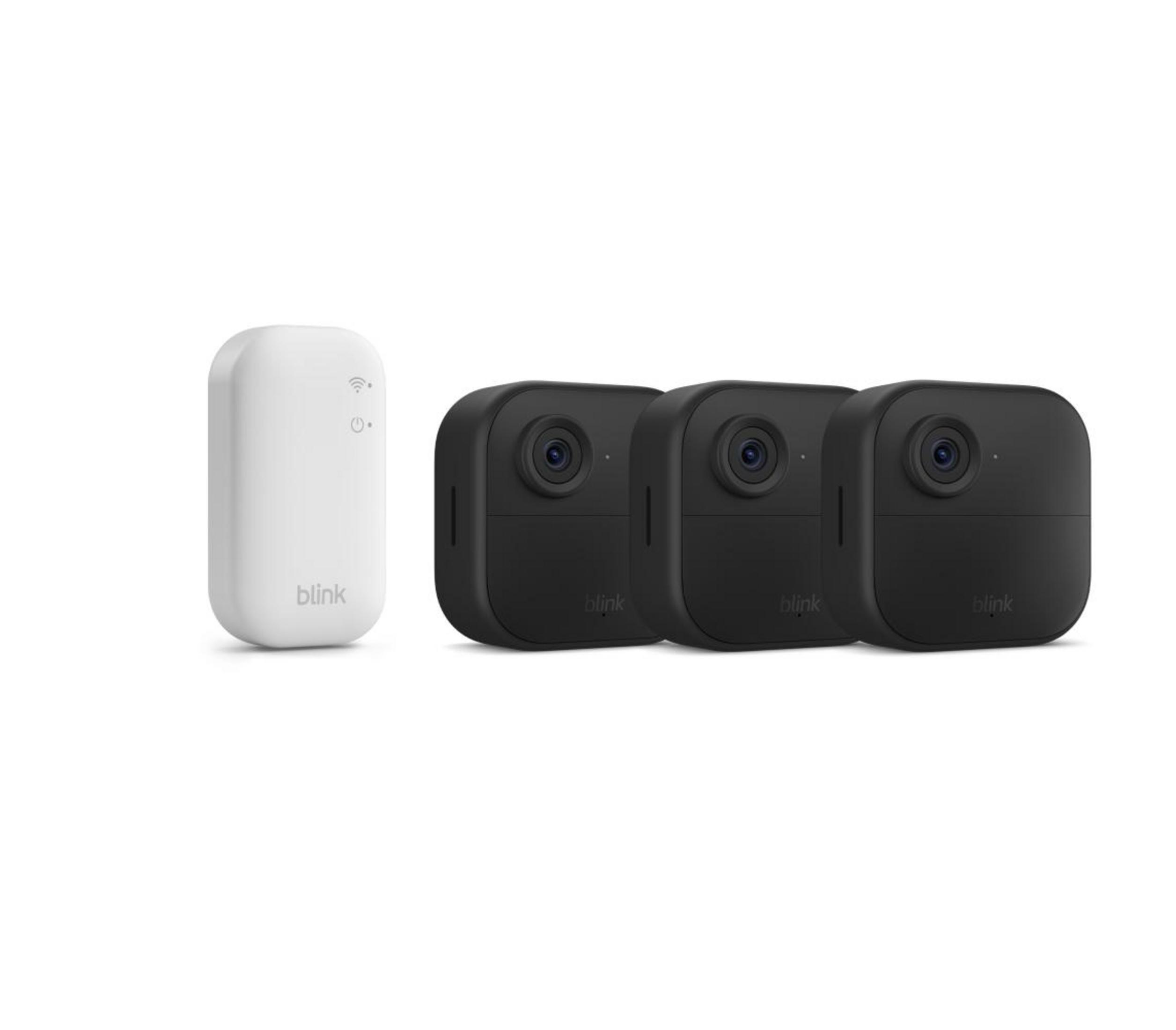 Tre telecamere Blink nere e un modulo Blink bianco sono su uno sfondo bianco.