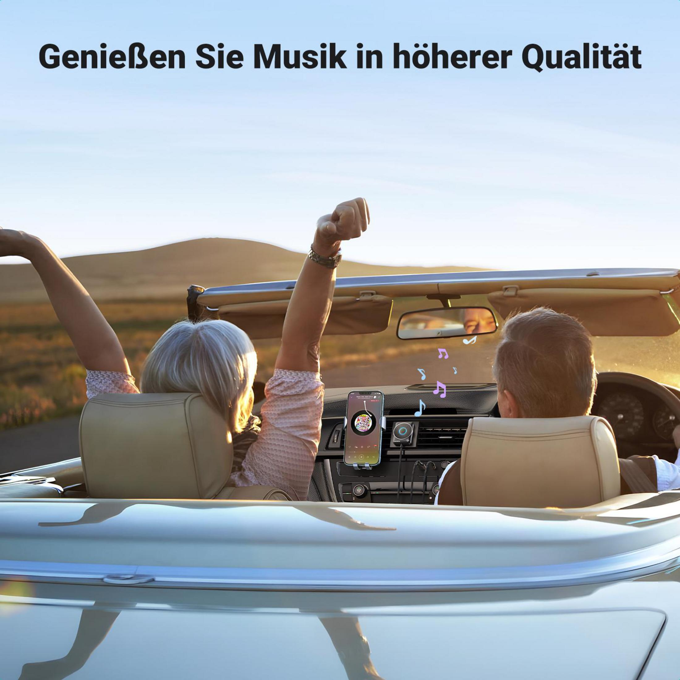 Para w klasycznym samochodzie, słuchająca muzyki. Uchwyt na telefon i urządzenie widoczne.